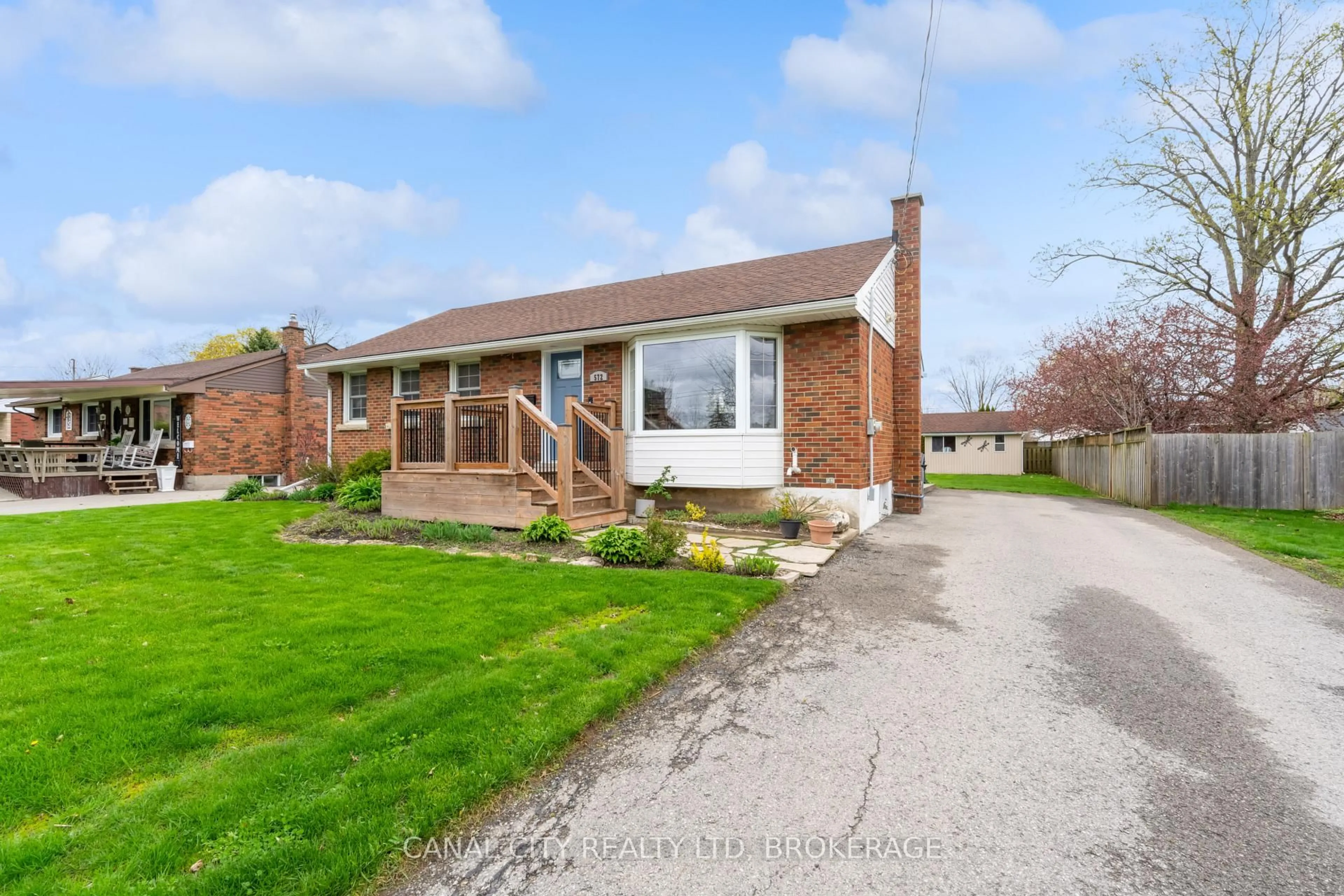 Home with brick exterior material, street for 572 Clare Ave, Welland Ontario L3C 3B8