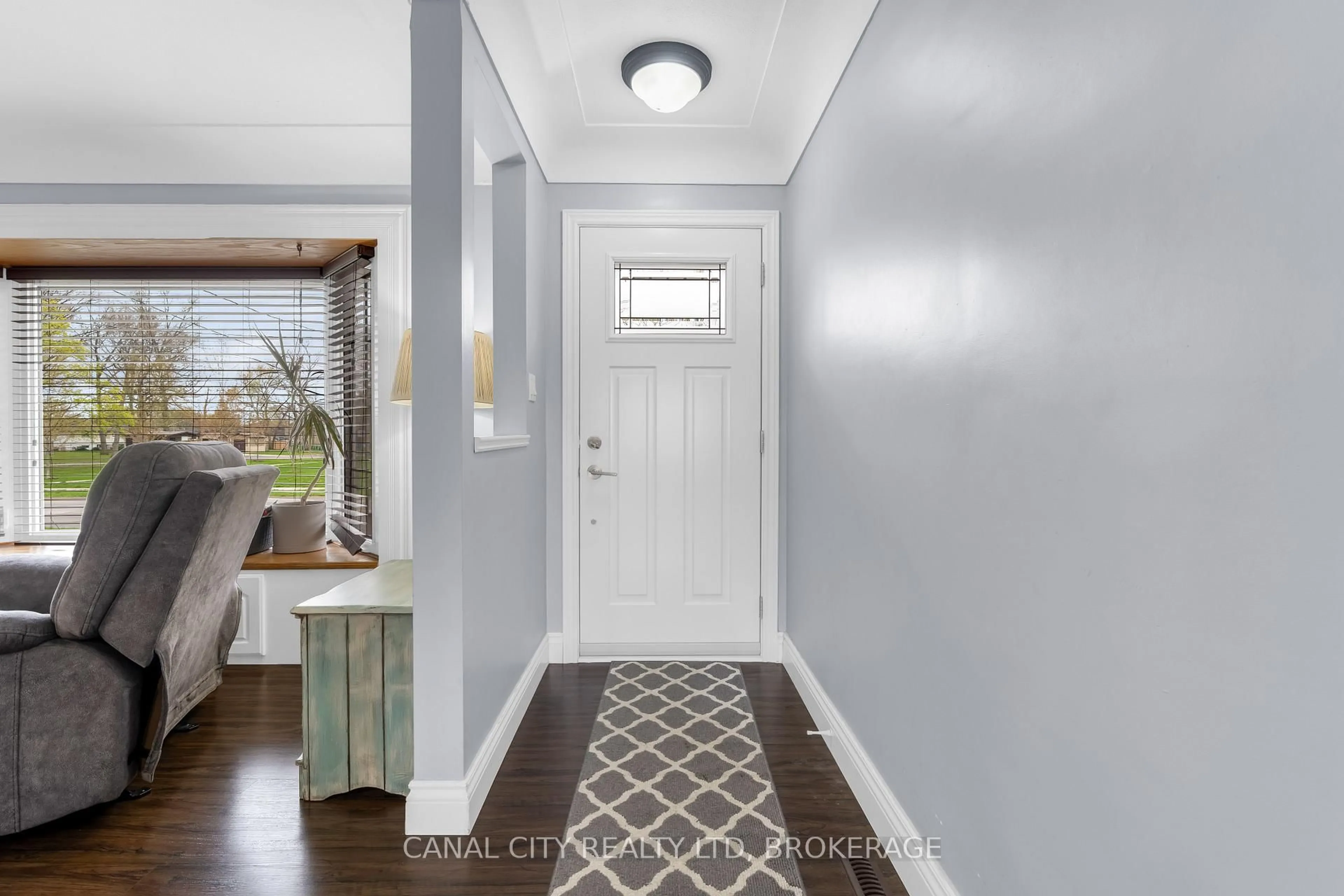 Indoor entryway for 572 Clare Ave, Welland Ontario L3C 3B8