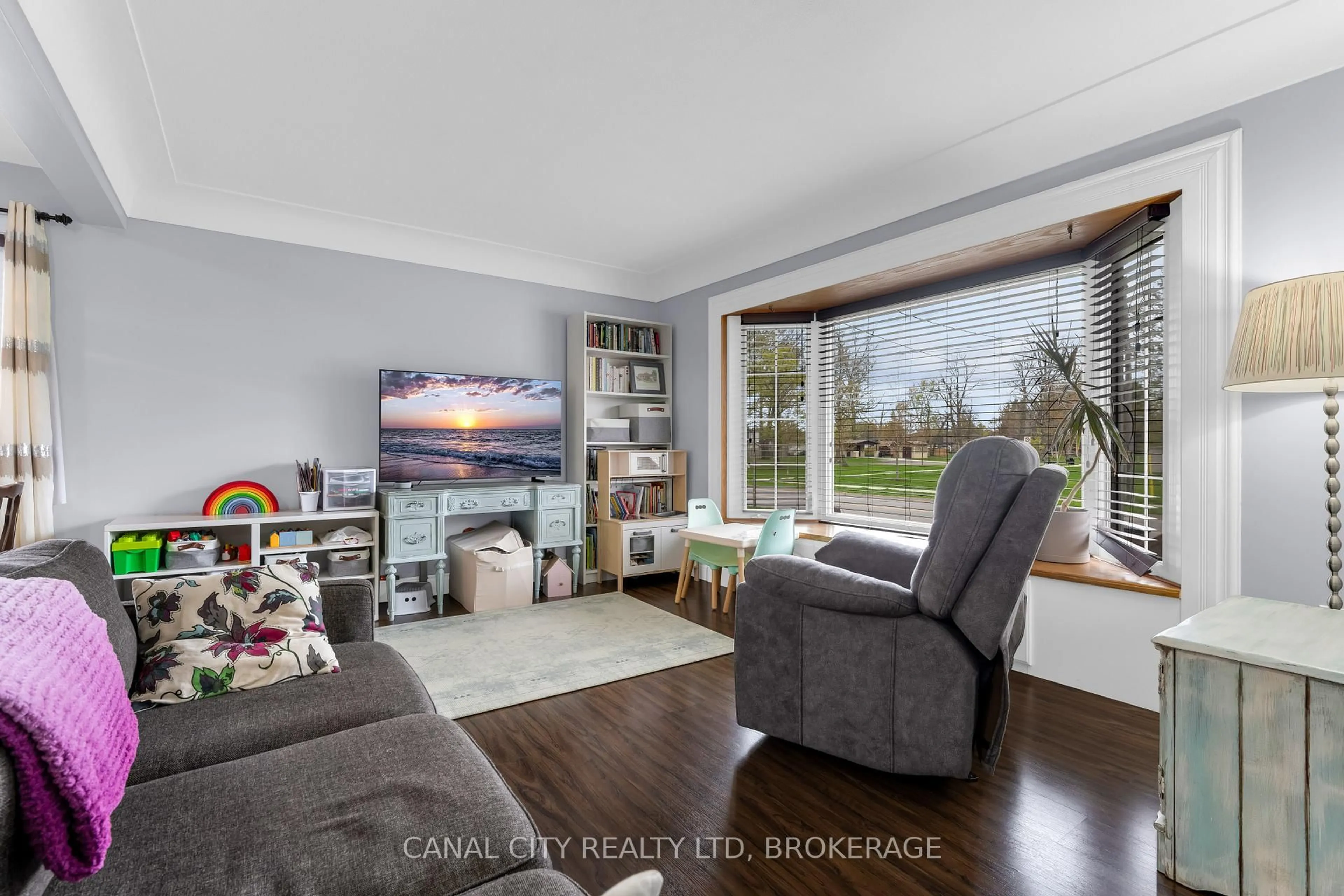 Living room with furniture, wood/laminate floor for 572 Clare Ave, Welland Ontario L3C 3B8