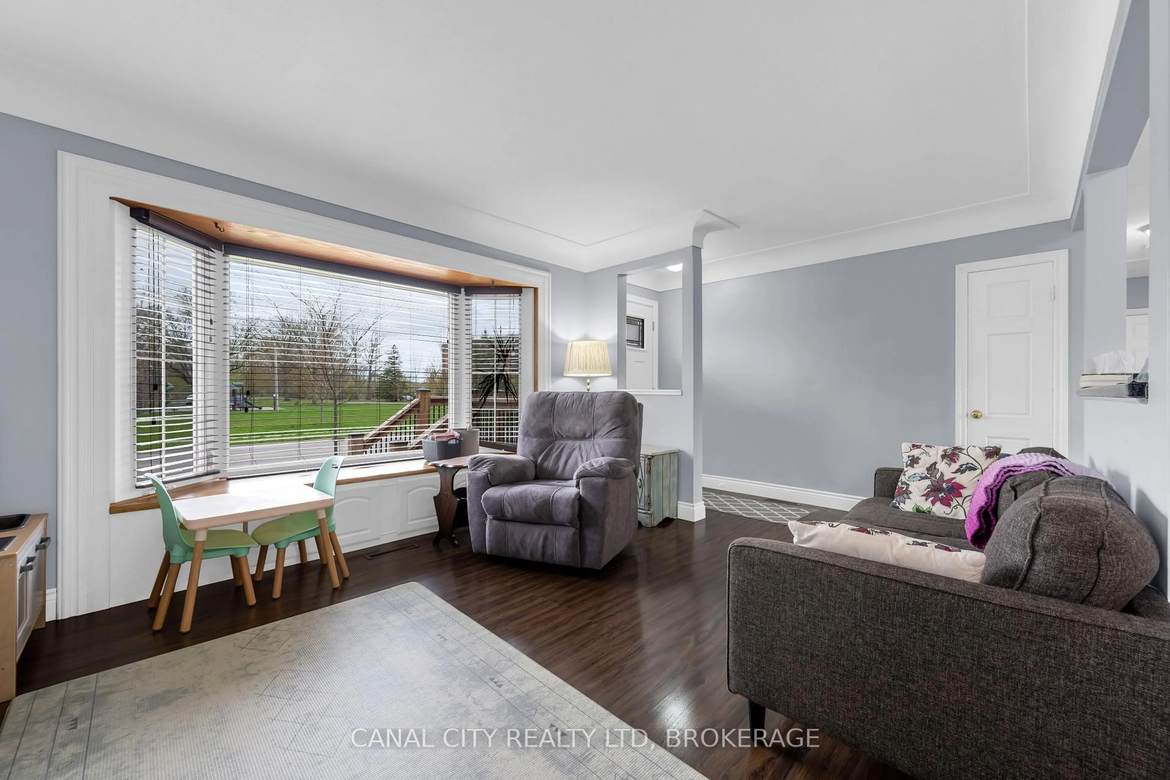 Living room with furniture, unknown for 572 Clare Ave, Welland Ontario L3C 3B8
