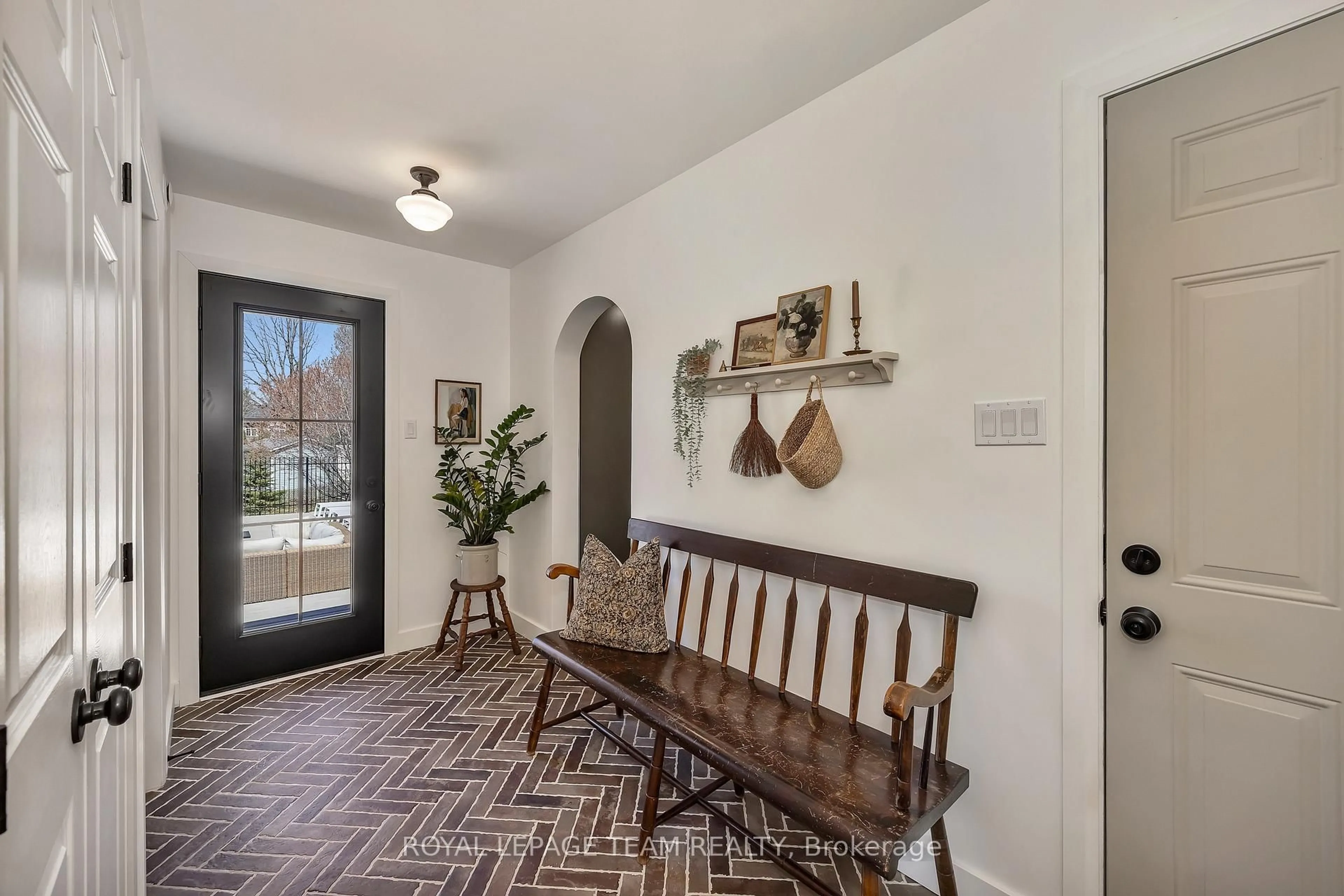 Indoor entryway for 6567 Courtland Grove Cres, Greely Ontario K4P 1G5