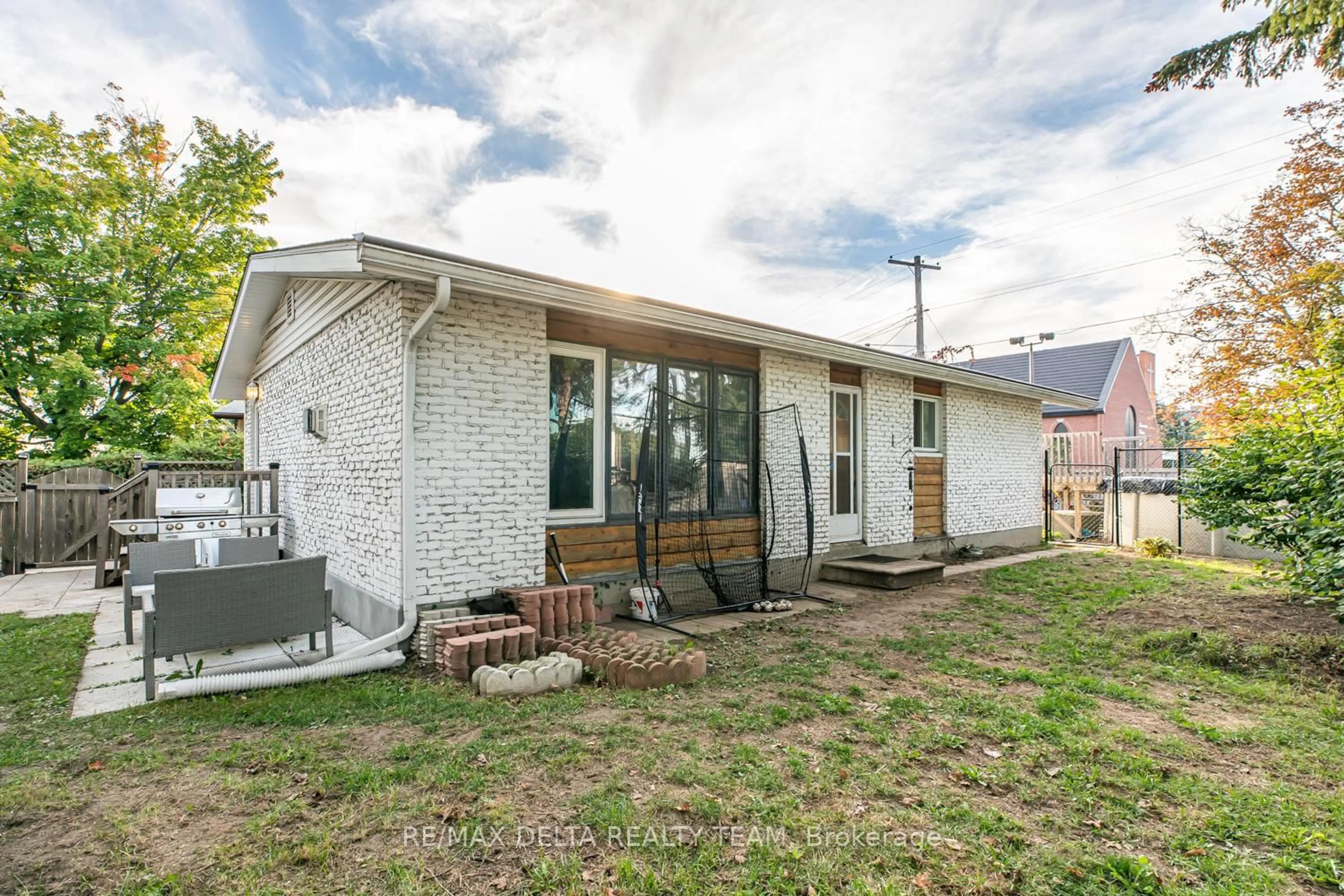 Unknown for 2465 Tupper Ave, Ottawa Ontario K1G 1G6