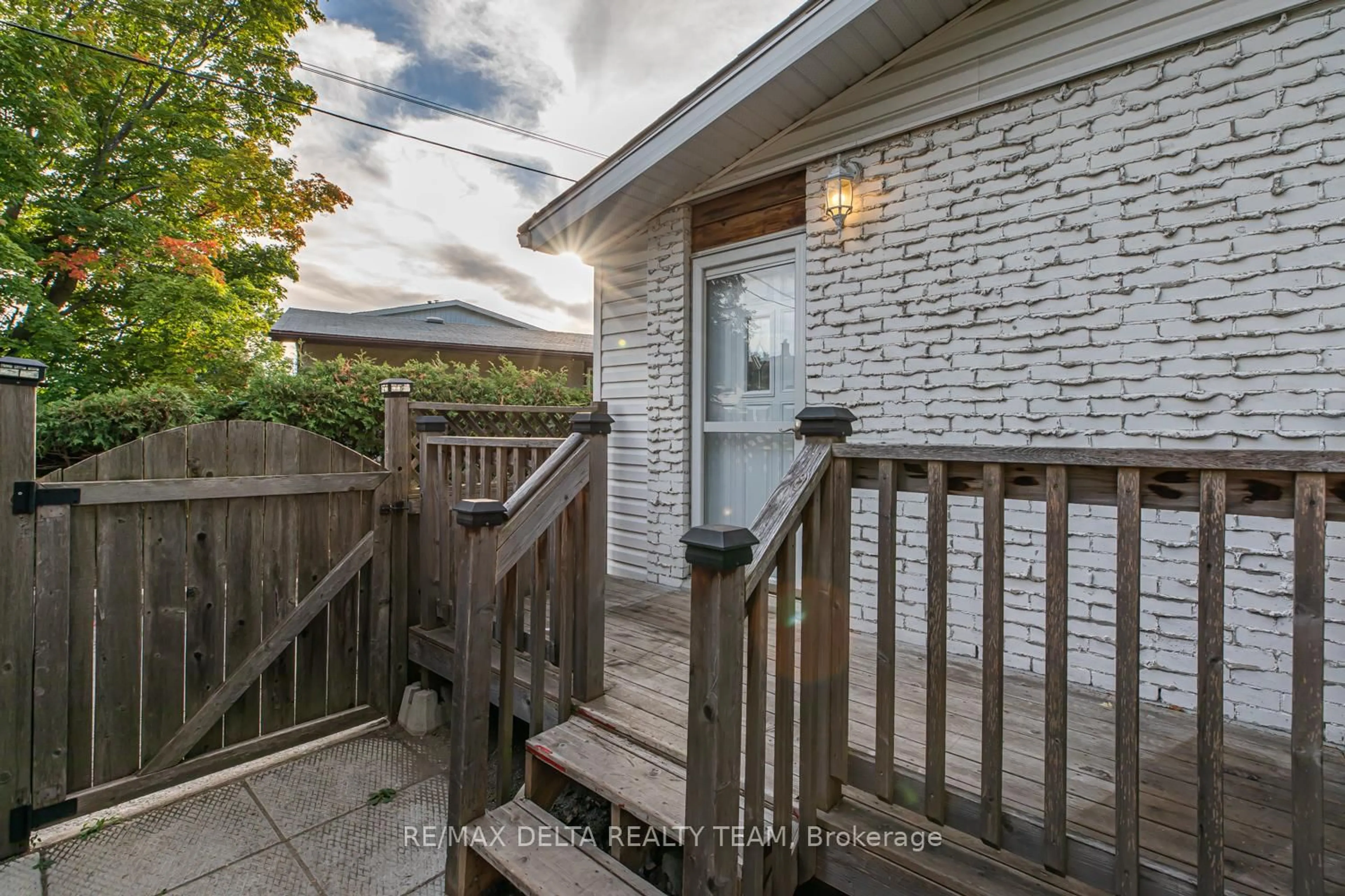 Patio, street for 2465 Tupper Ave, Ottawa Ontario K1G 1G6
