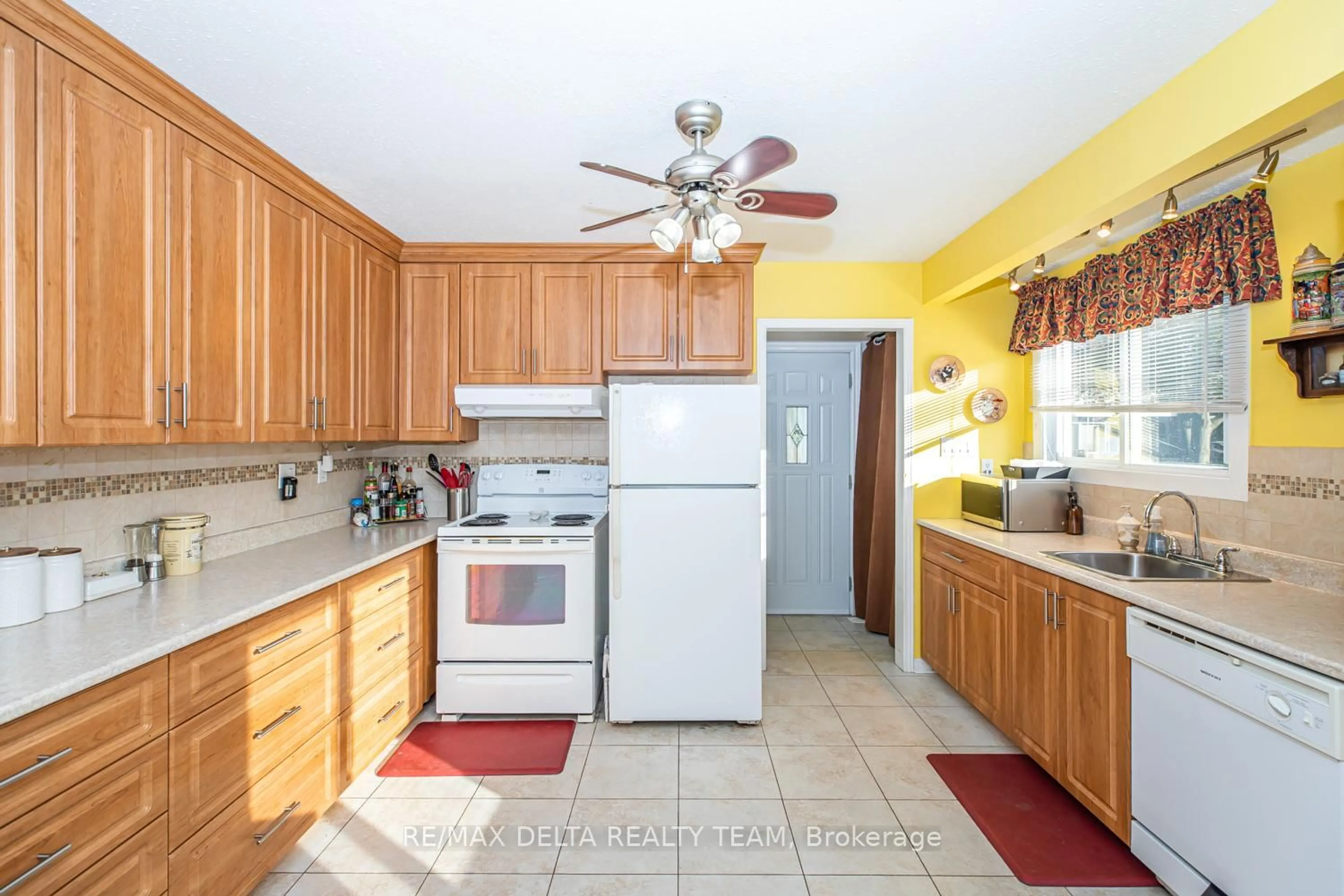 Standard kitchen, ceramic/tile floor for 2465 Tupper Ave, Ottawa Ontario K1G 1G6