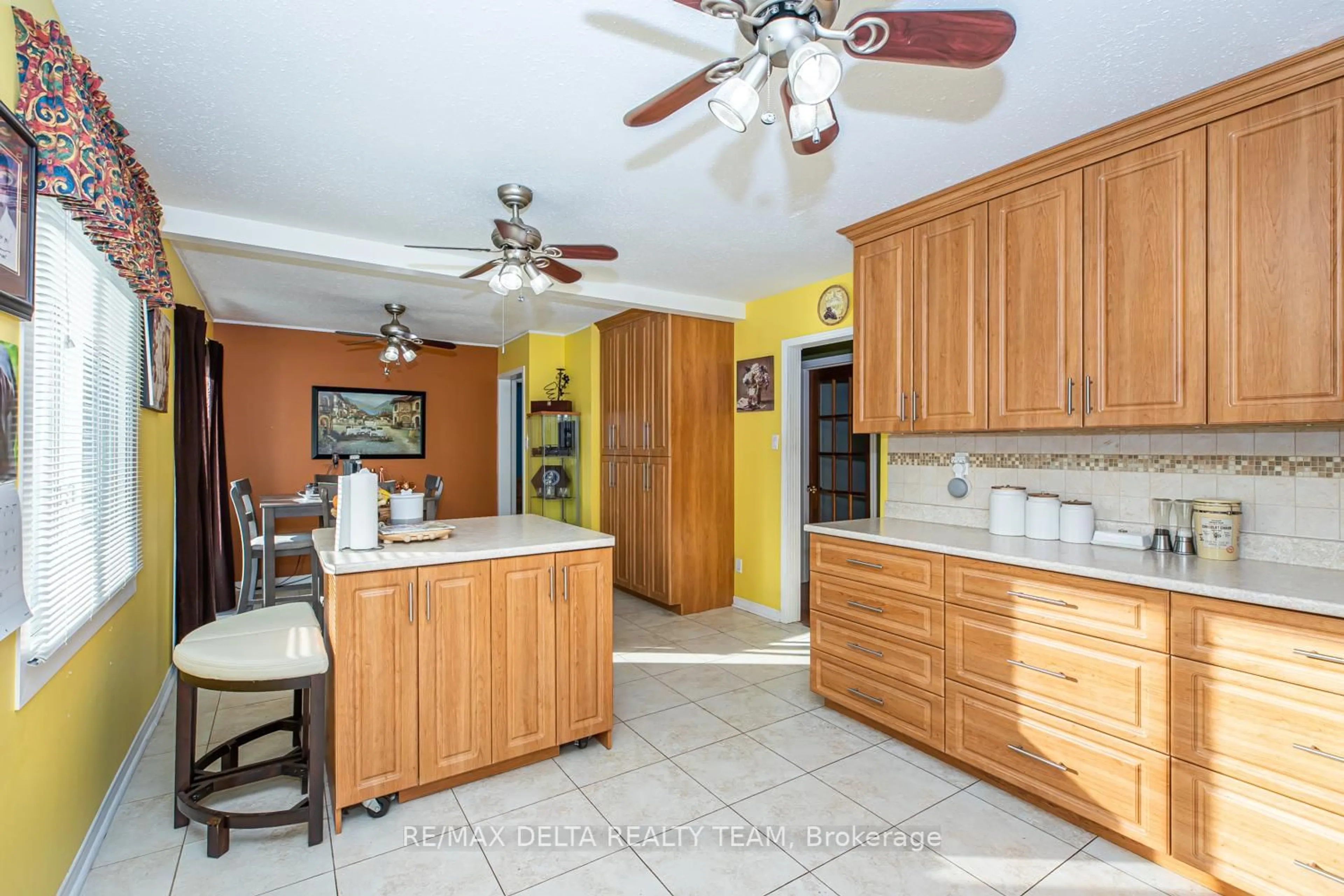 Open concept kitchen, ceramic/tile floor for 2465 Tupper Ave, Ottawa Ontario K1G 1G6