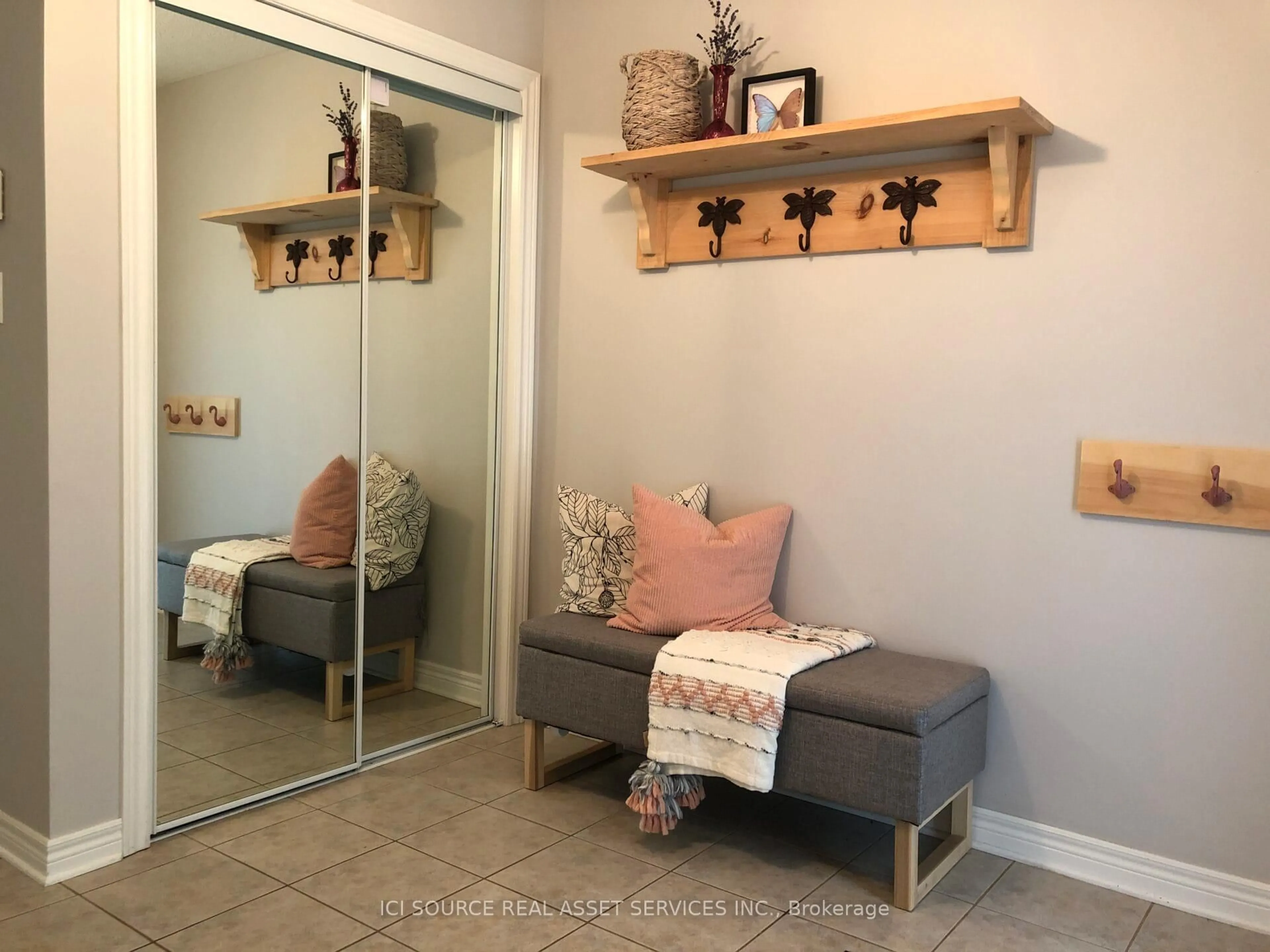 Indoor entryway for 98 Summers Dr, Thorold Ontario L2V 5B1