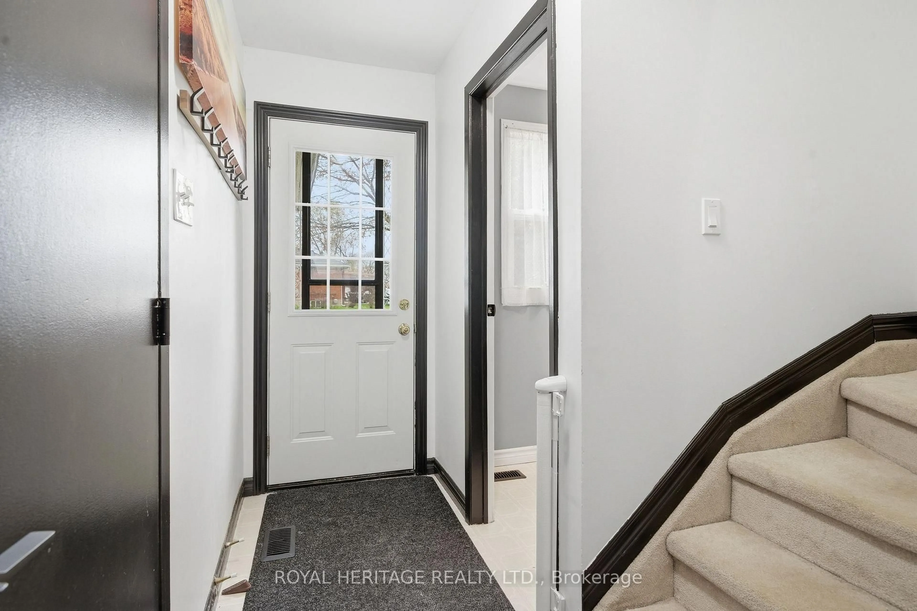 Indoor entryway for 27 Aldershot Ave #4, Brockville Ontario K6V 2P7