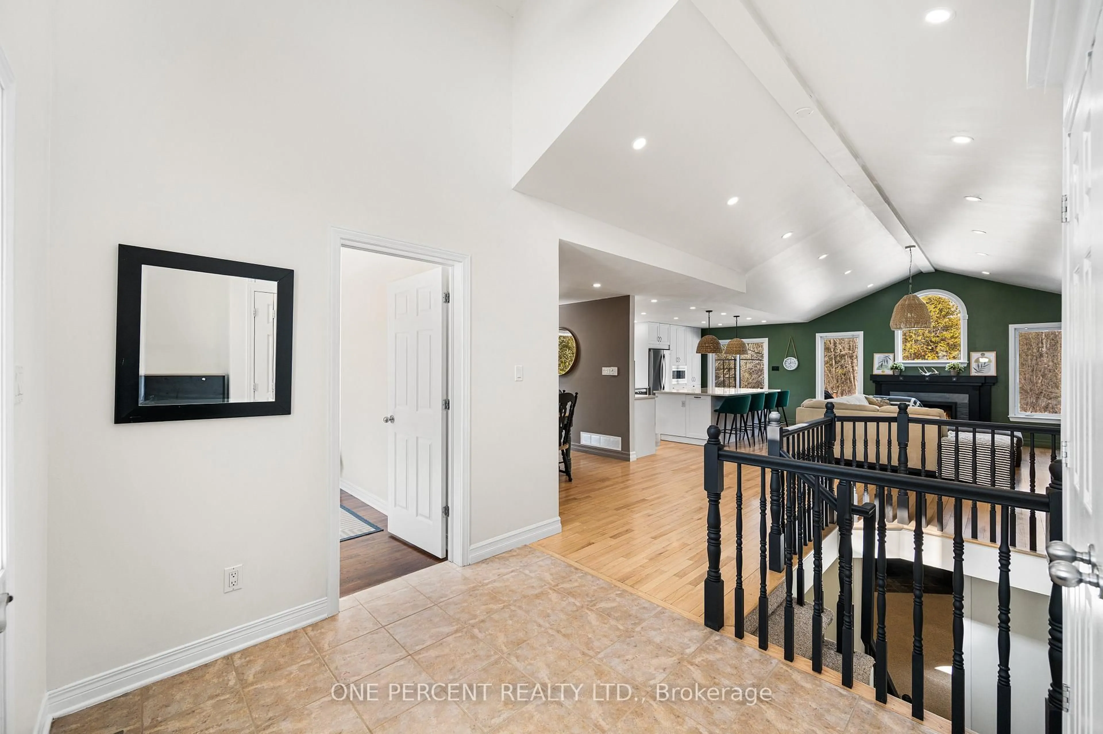 Indoor foyer for 28 Sawgrass Circ, Ashton Ontario K0A 1B0