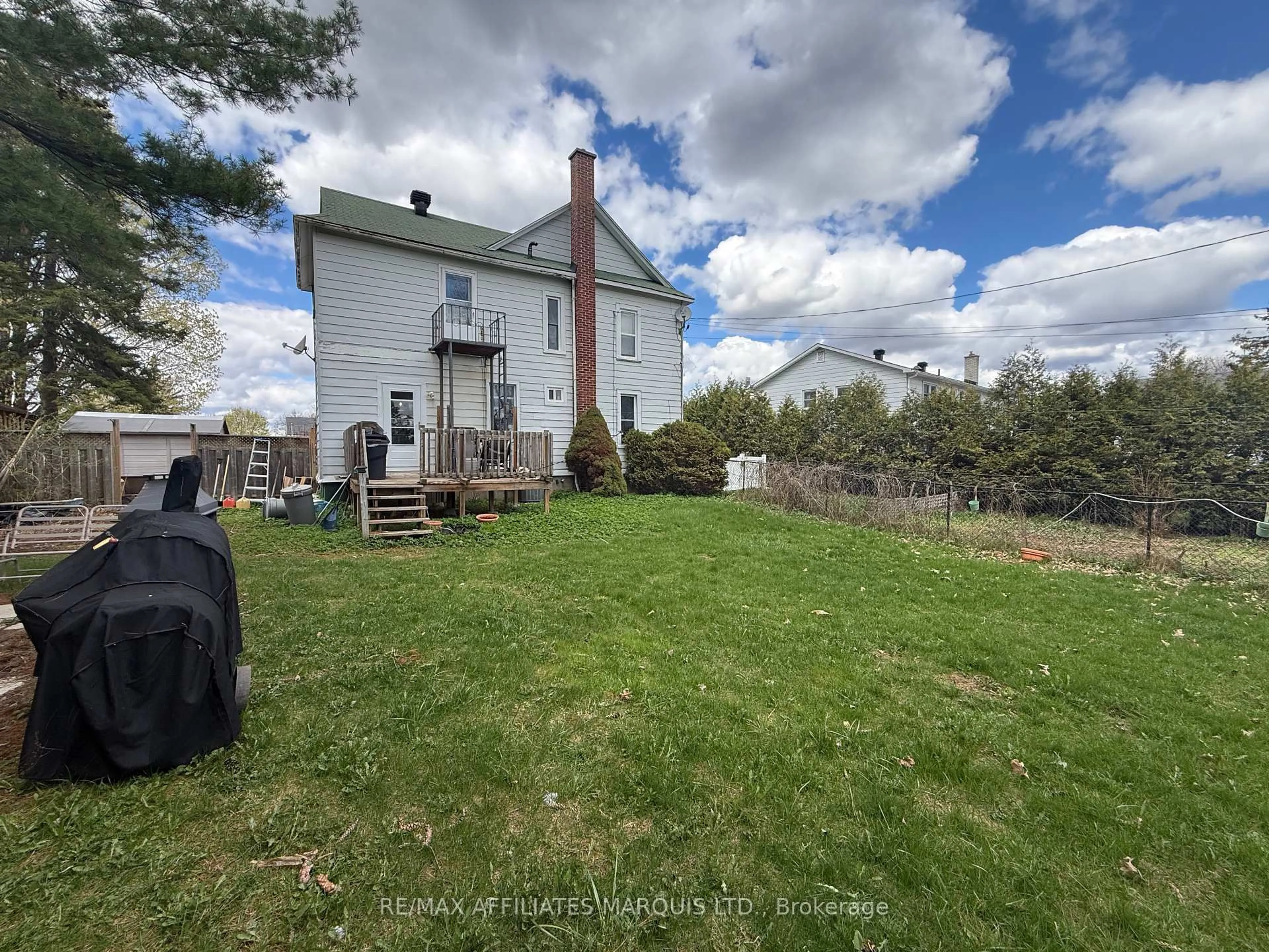 A pic from outside/outdoor area/front of a property/back of a property/a pic from drone, unknown for 39 Church Ave, South Dundas Ontario K0E 1K0