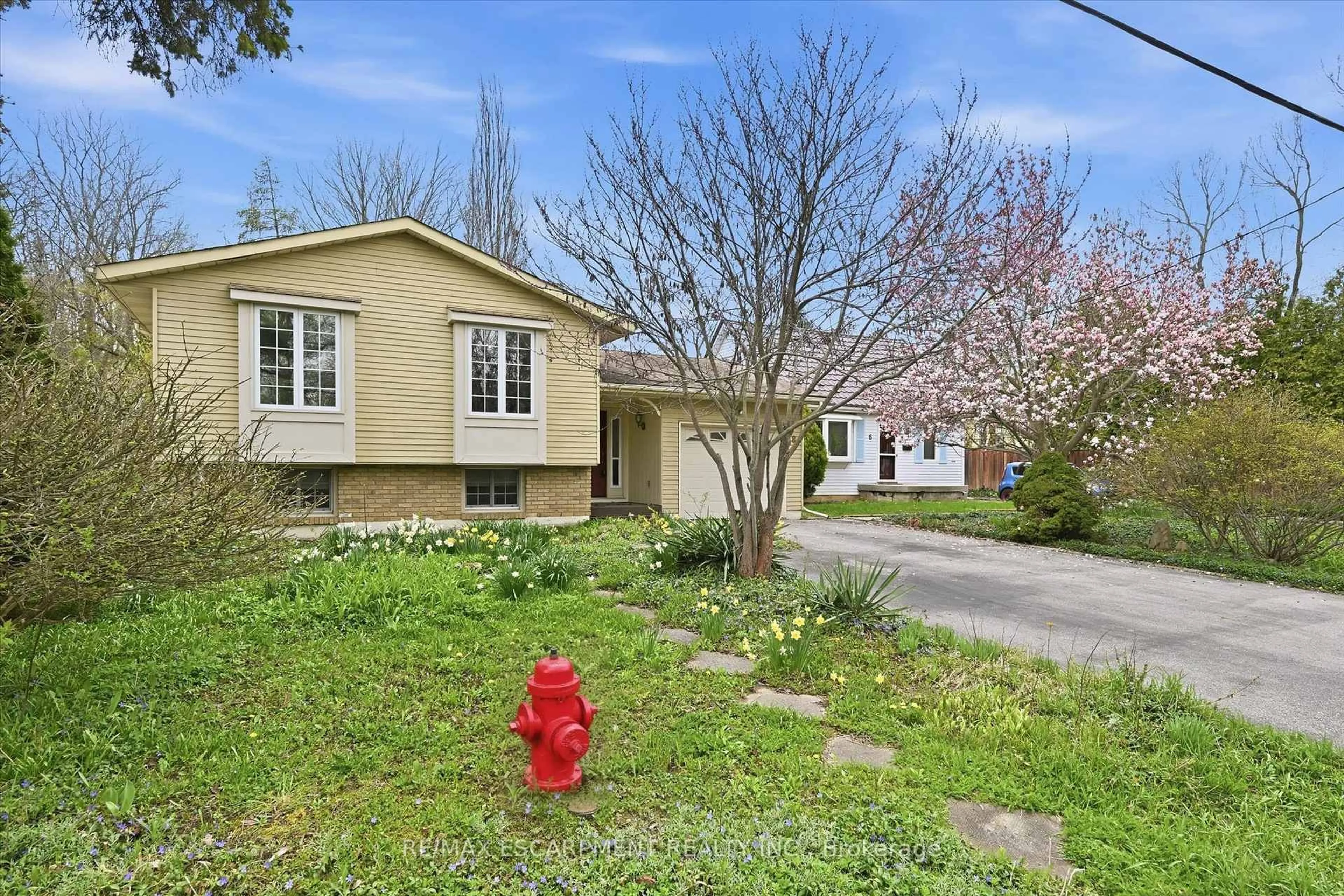 A pic from outside/outdoor area/front of a property/back of a property/a pic from drone, street for 8 SULLIVAN'S Lane, Hamilton Ontario L9H 5N7