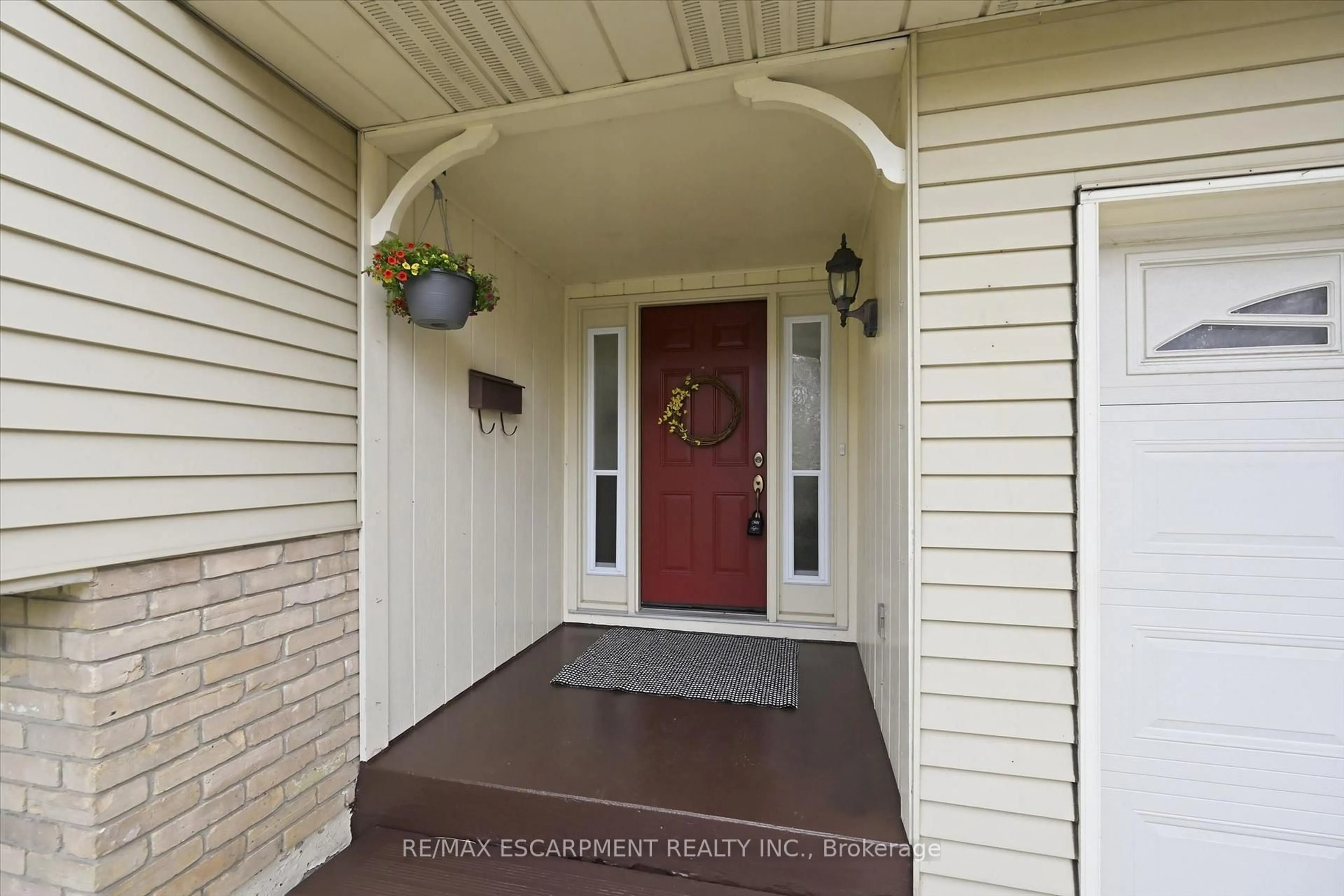 Indoor entryway for 8 SULLIVAN'S Lane, Hamilton Ontario L9H 5N7