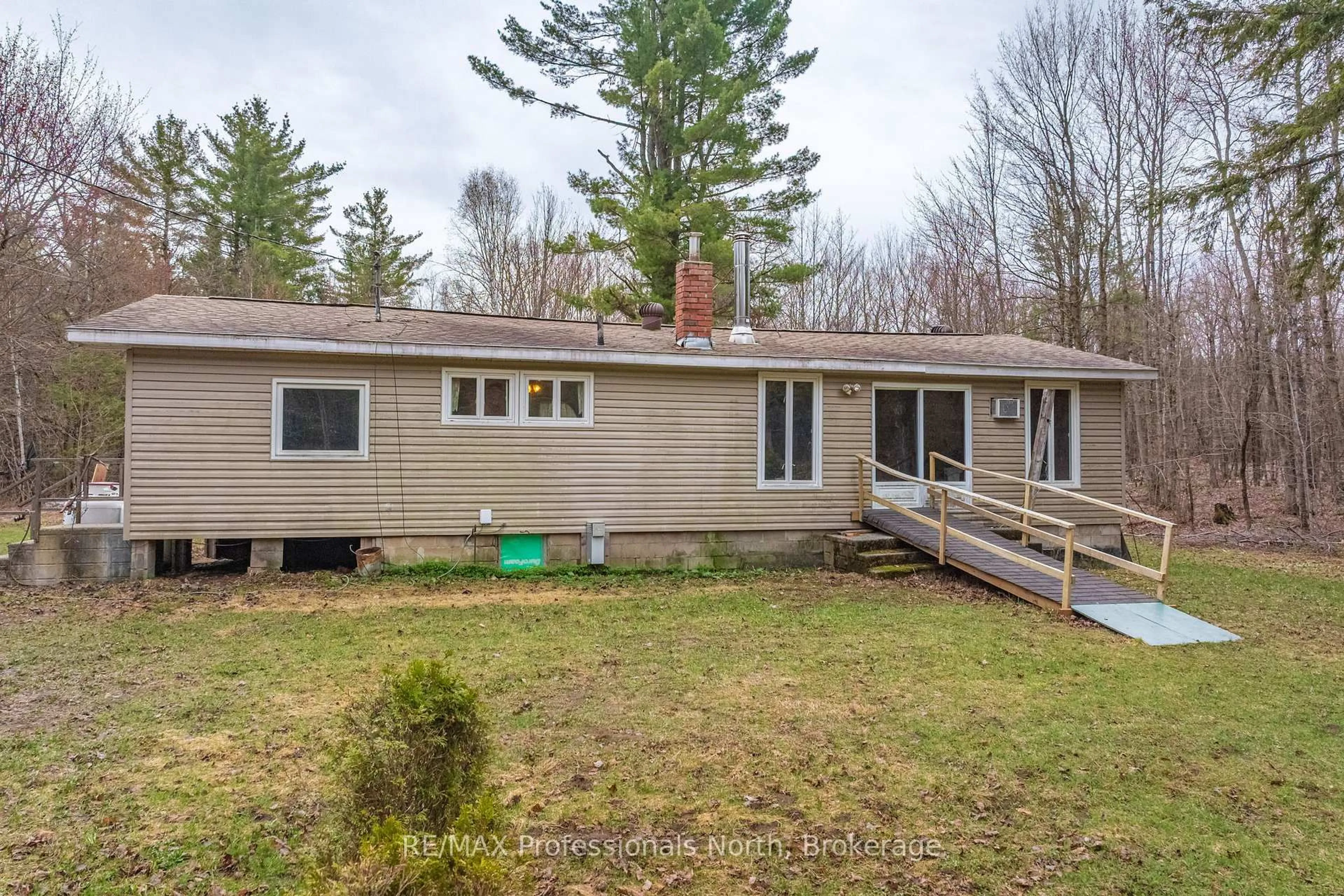 A pic from outside/outdoor area/front of a property/back of a property/a pic from drone, unknown for 1056 Kirk Line, Bracebridge Ontario P1L 1W9