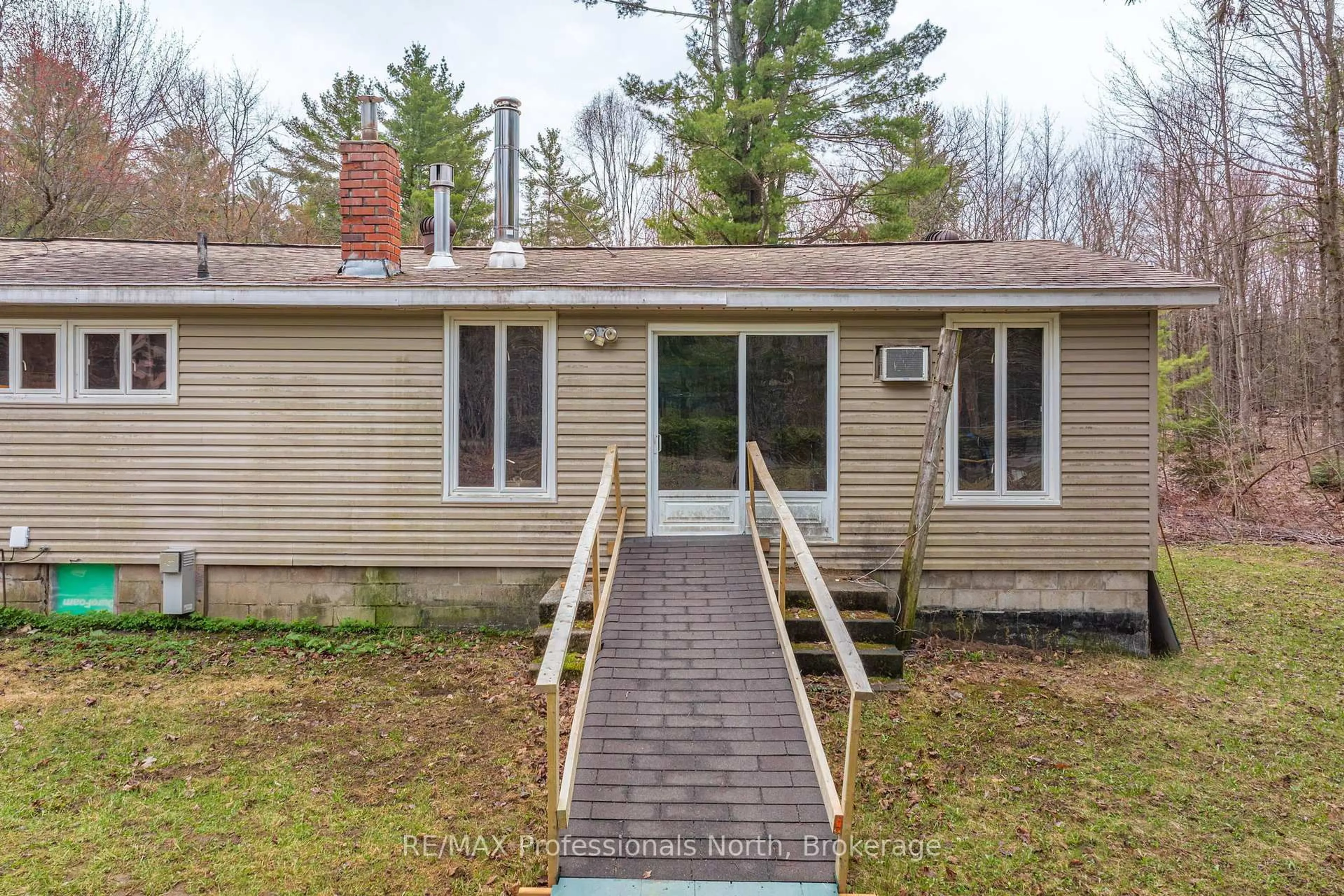 Unknown for 1056 Kirk Line, Bracebridge Ontario P1L 1W9