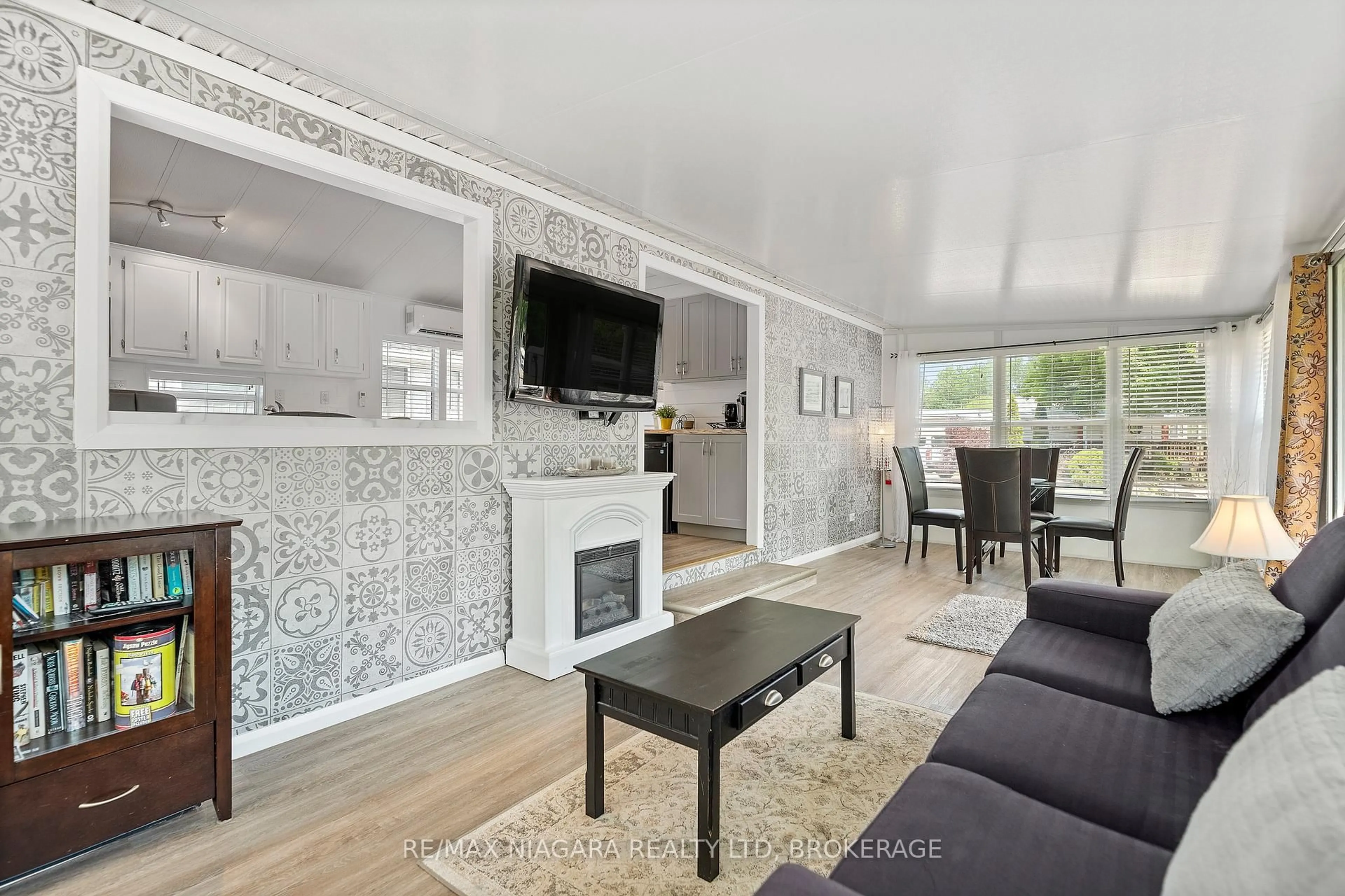 Living room with furniture, unknown for 28 Mariner Cres, Port Colborne Ontario L0S 1R0