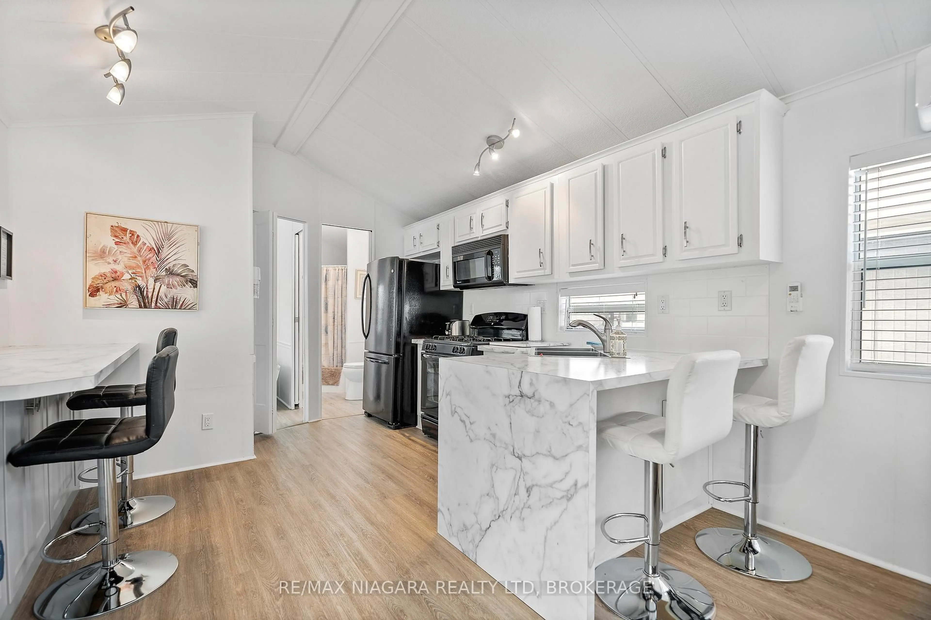 Open concept kitchen, unknown for 28 Mariner Cres, Port Colborne Ontario L0S 1R0