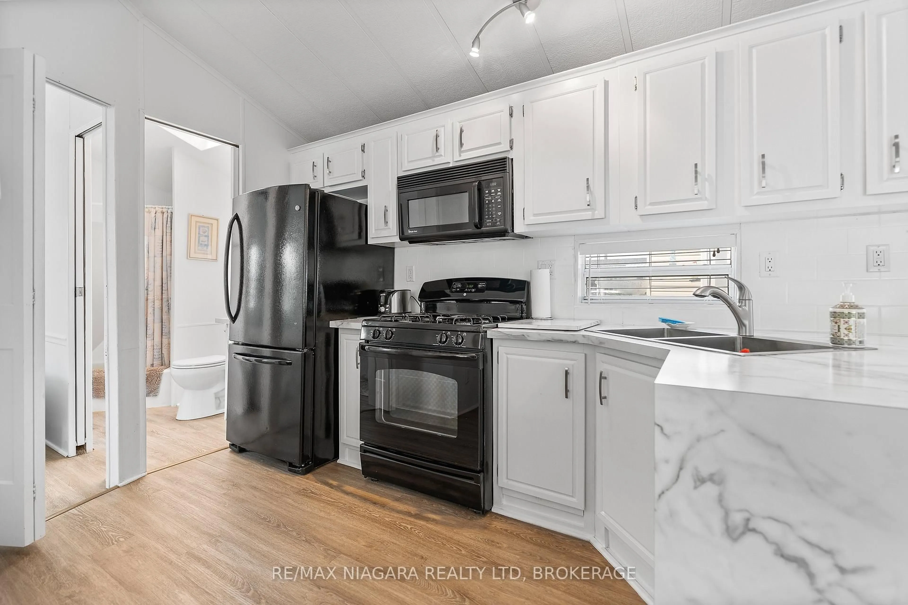 Standard kitchen, unknown for 28 Mariner Cres, Port Colborne Ontario L0S 1R0