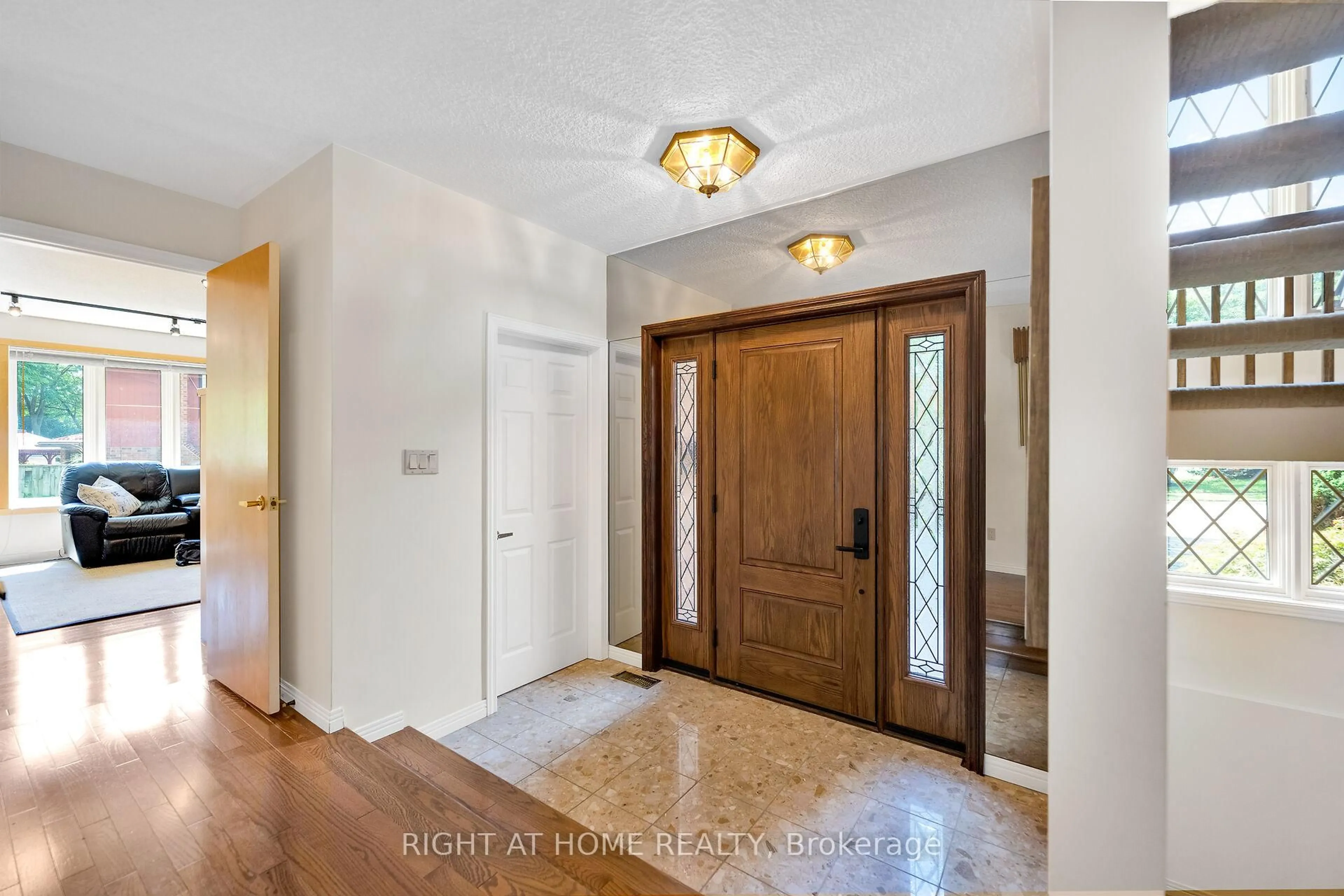 Indoor entryway for 33 Walnut Dr, Guelph Ontario N1E 4B4