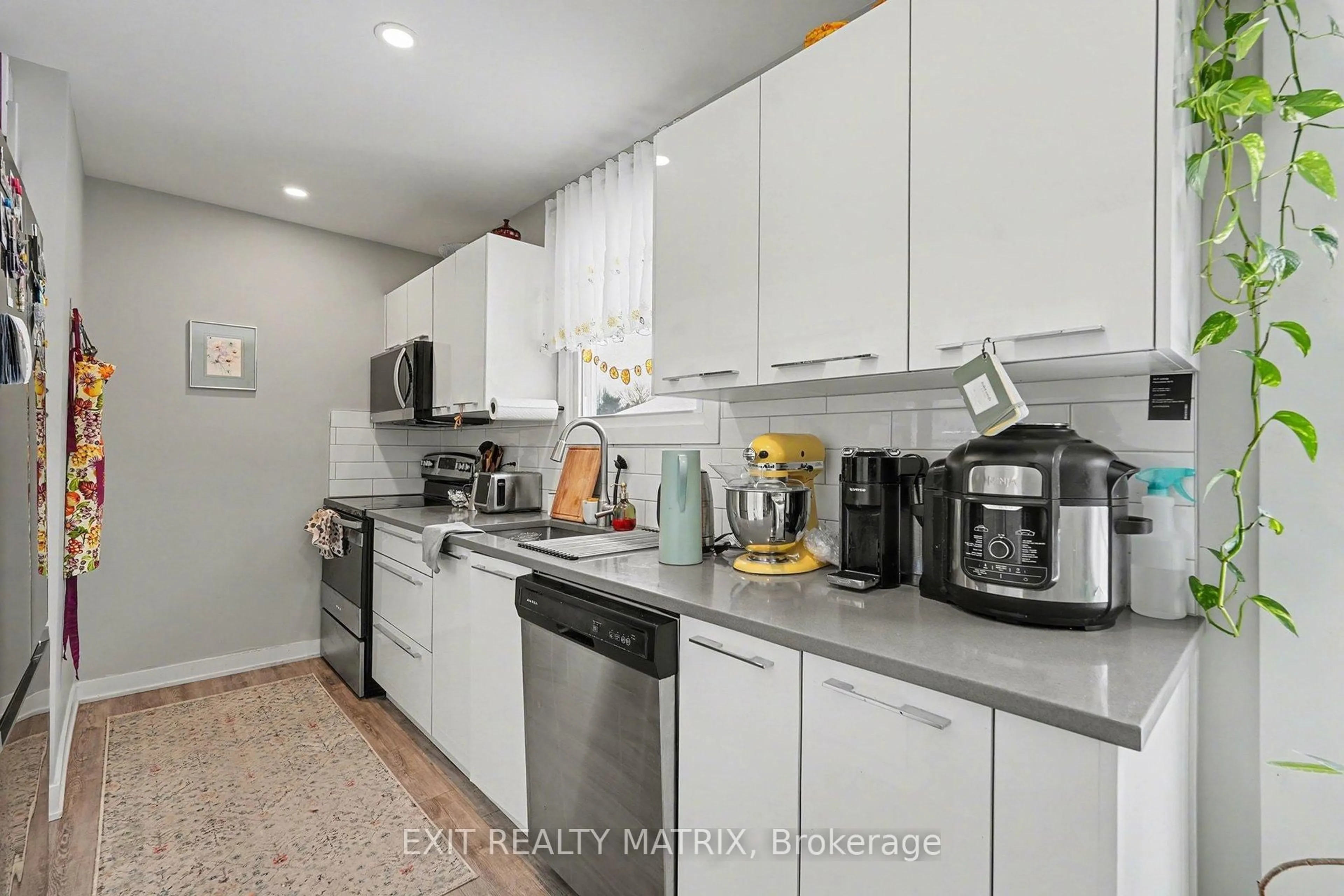 Standard kitchen, ceramic/tile floor for 91 Sheldrake Dr, Ottawa Ontario K2L 1T1