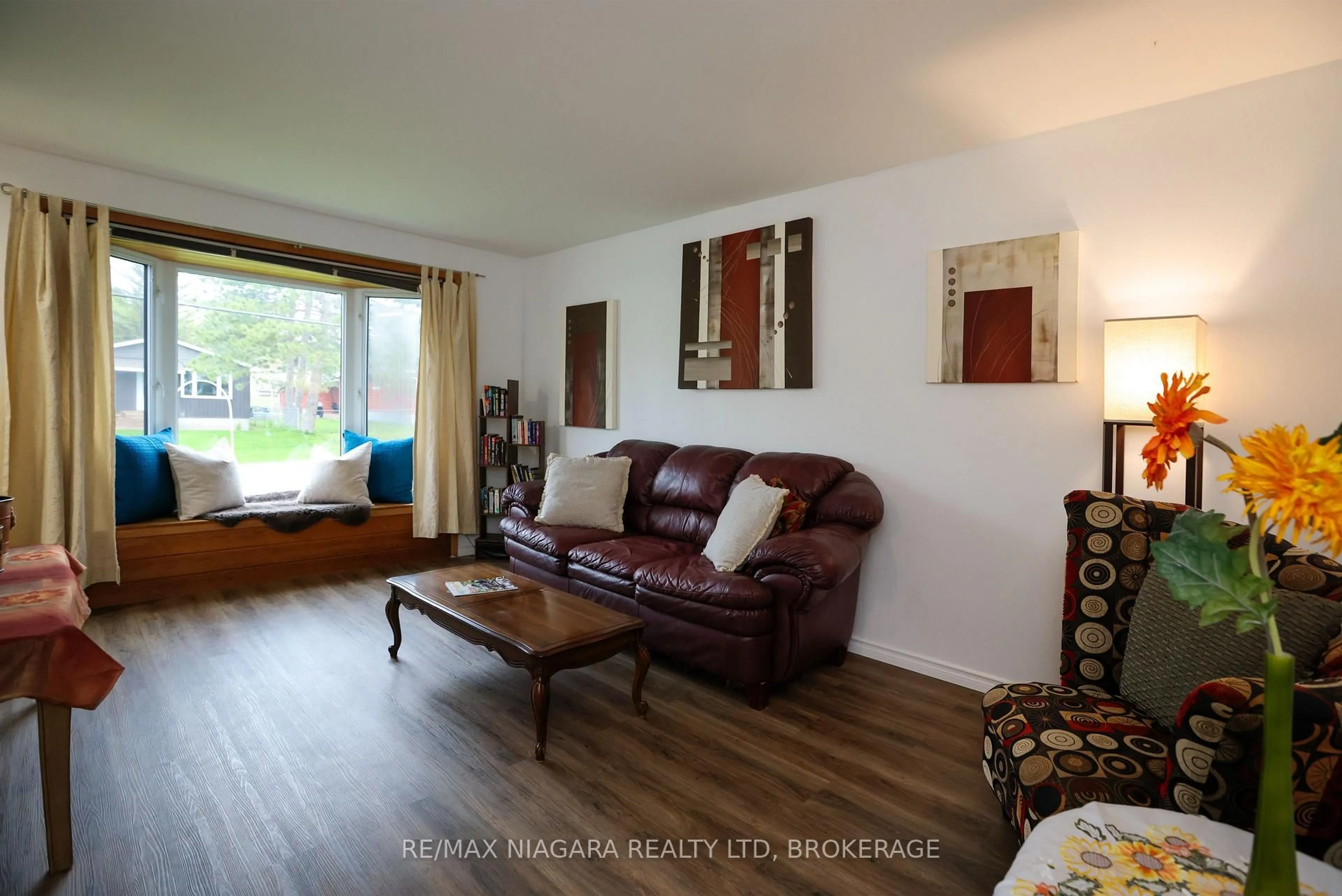 Living room with furniture, wood/laminate floor for 31 Spruce Dr, Temagami Ontario P0H 2H0