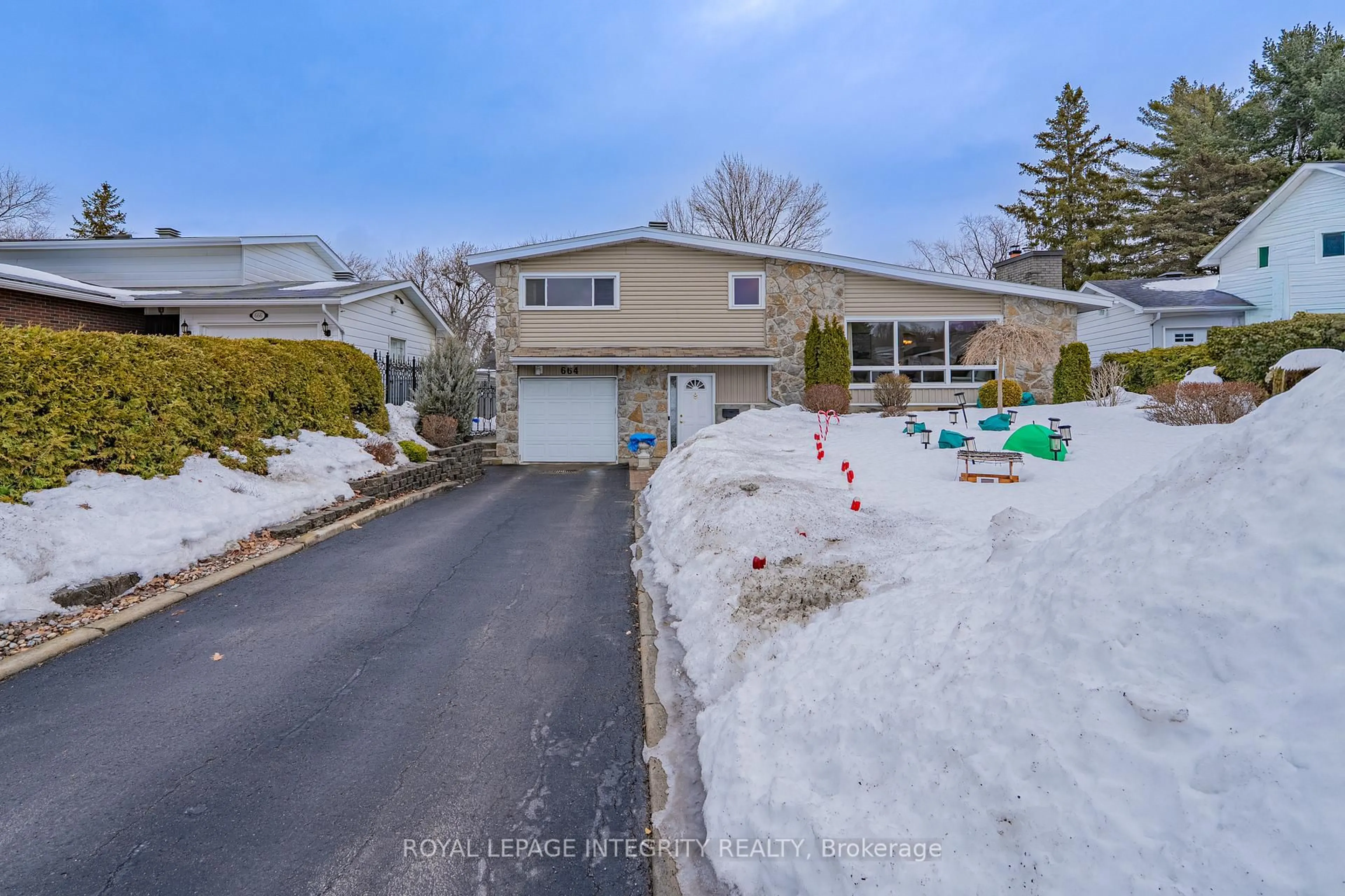 A pic from outside/outdoor area/front of a property/back of a property/a pic from drone, street for 664 Glenhurst Cres, Ottawa Ontario K1J 7B7