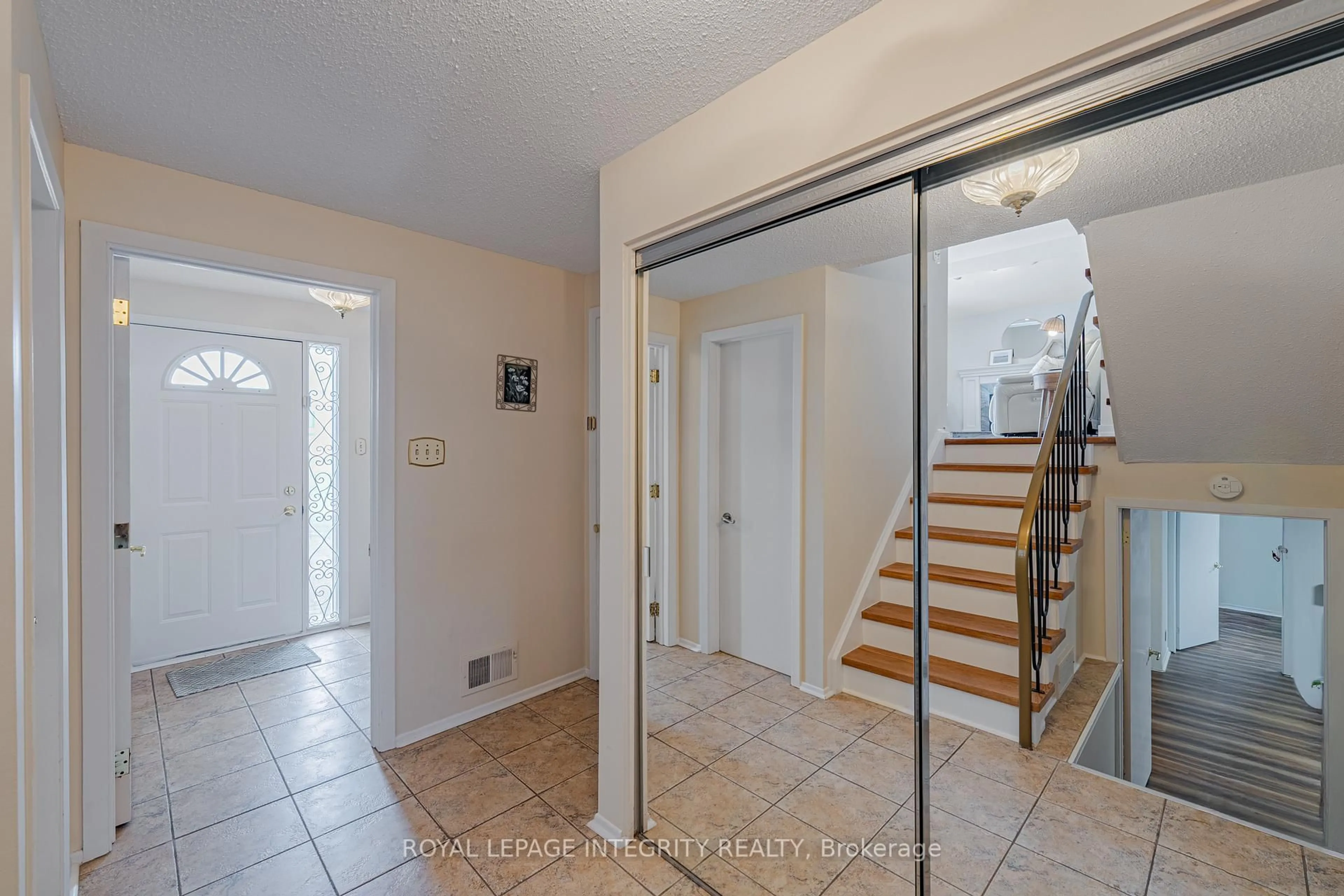 Indoor entryway for 664 Glenhurst Cres, Ottawa Ontario K1J 7B7