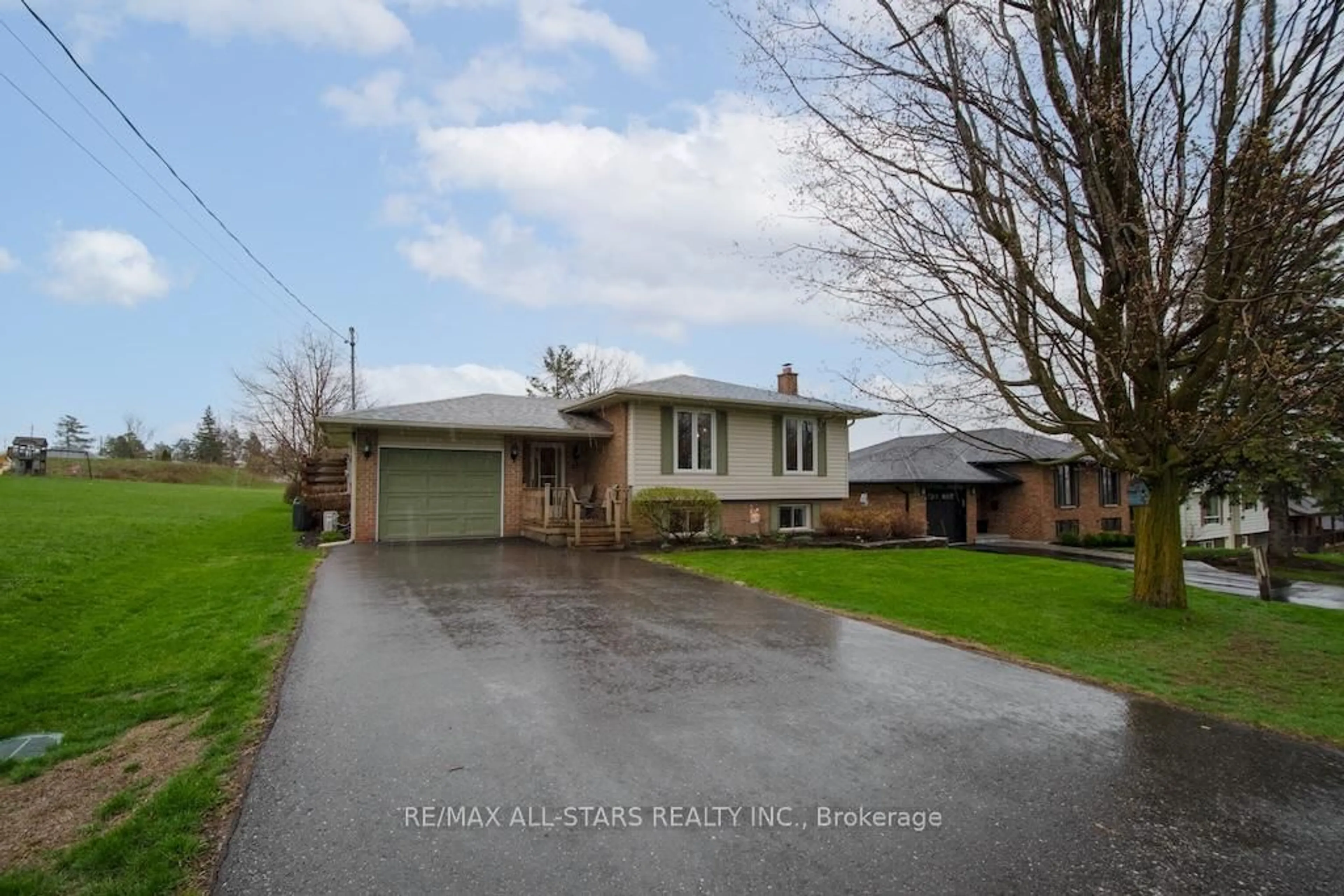 A pic from outside/outdoor area/front of a property/back of a property/a pic from drone, street for 53 Hillside Dr, Kawartha Lakes Ontario K9V 1A3