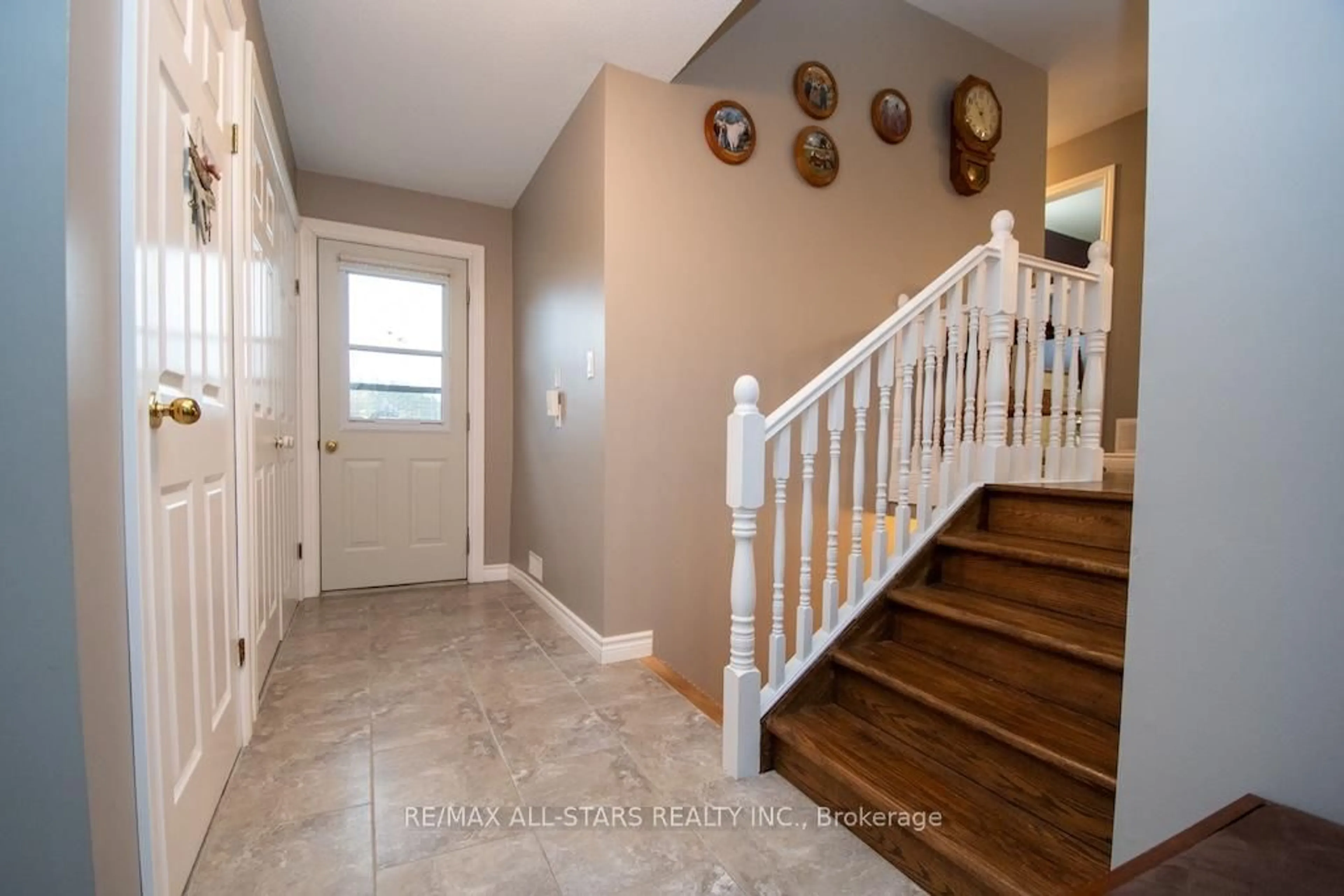 Indoor entryway for 53 Hillside Dr, Kawartha Lakes Ontario K9V 1A3