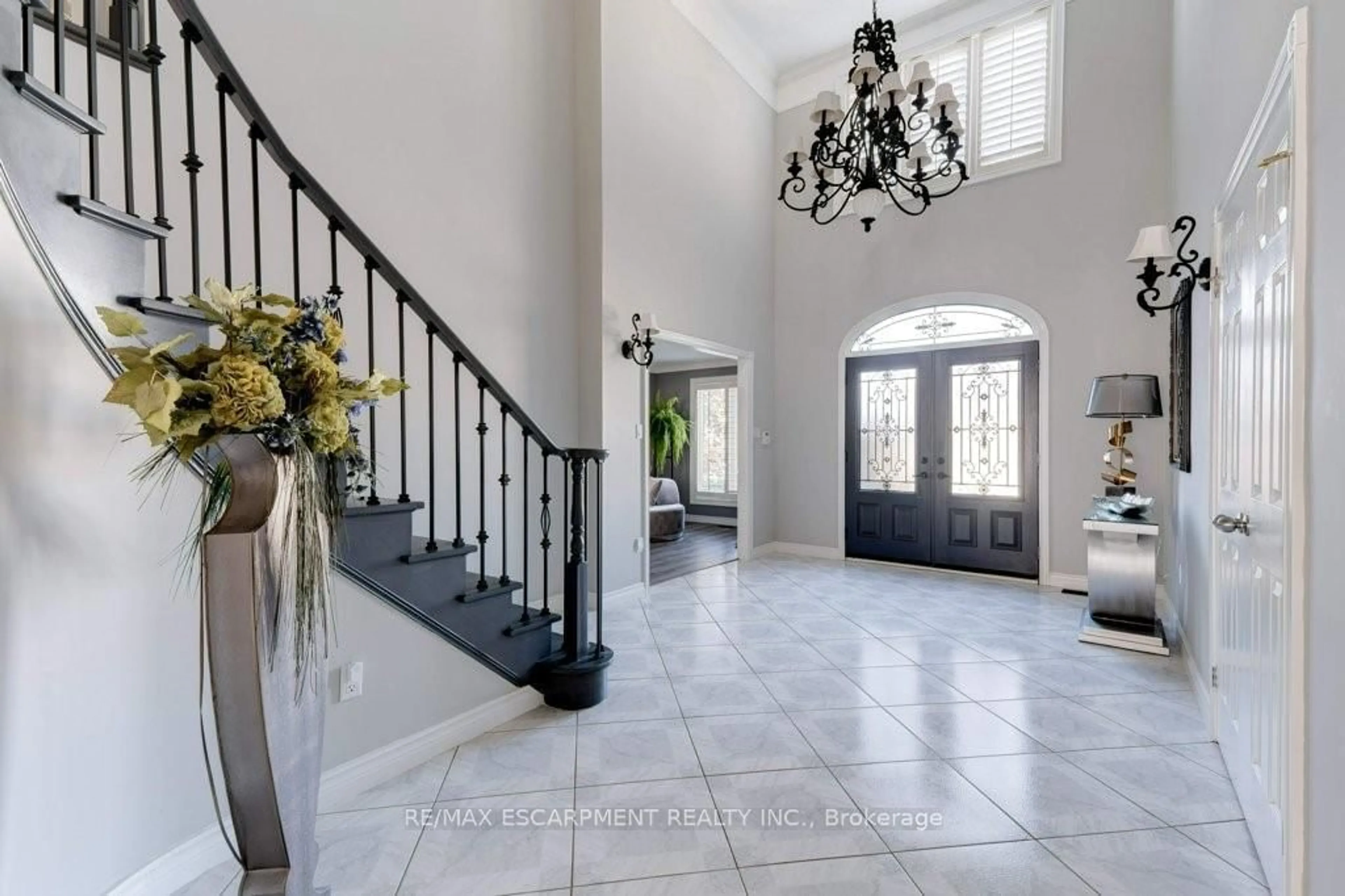 Indoor entryway for 35 Lido Dr, Hamilton Ontario L8E 5E8