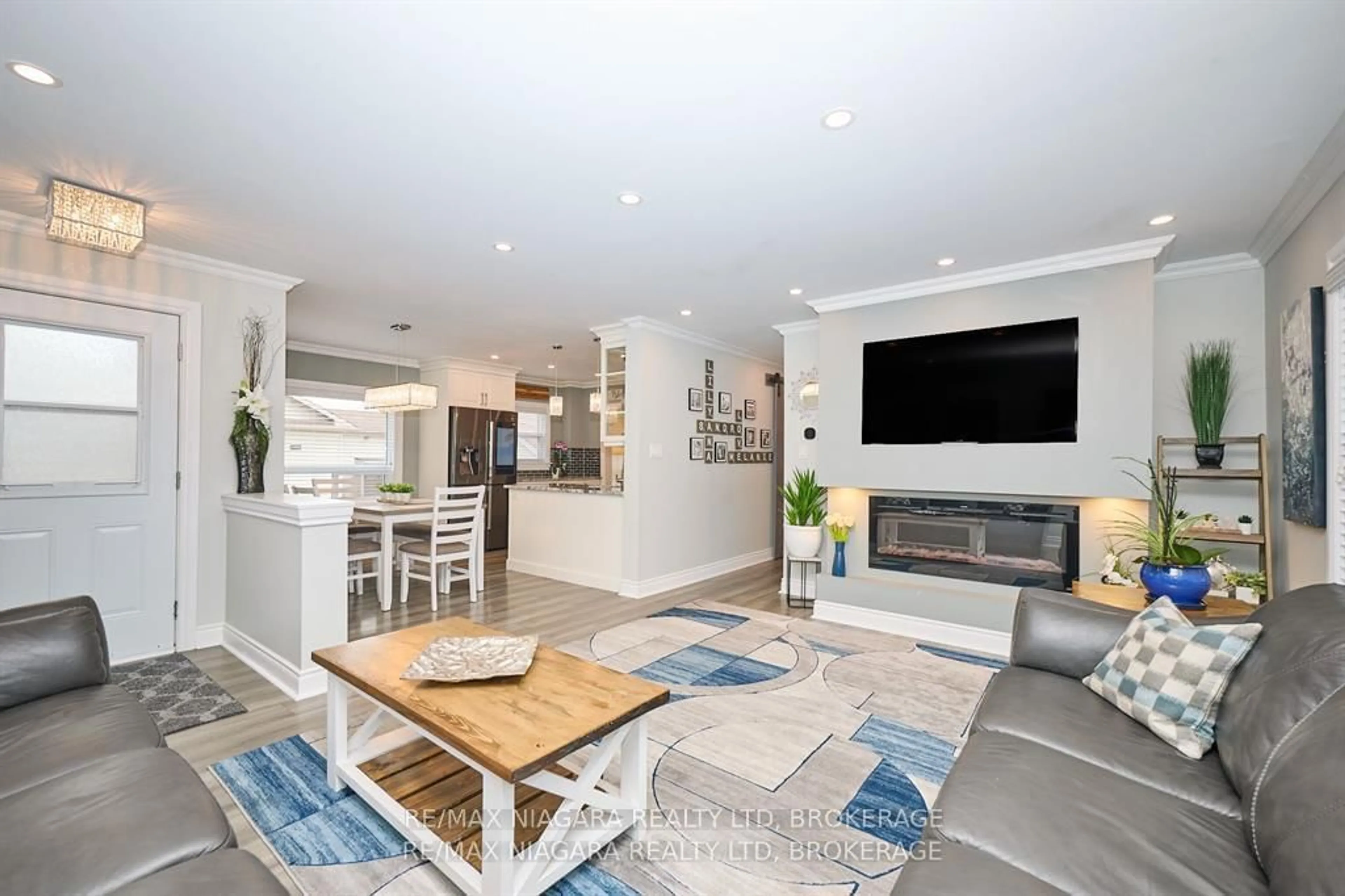 Open concept kitchen, unknown for 5667 Montrose Rd, Niagara Falls Ontario L2H 1K9
