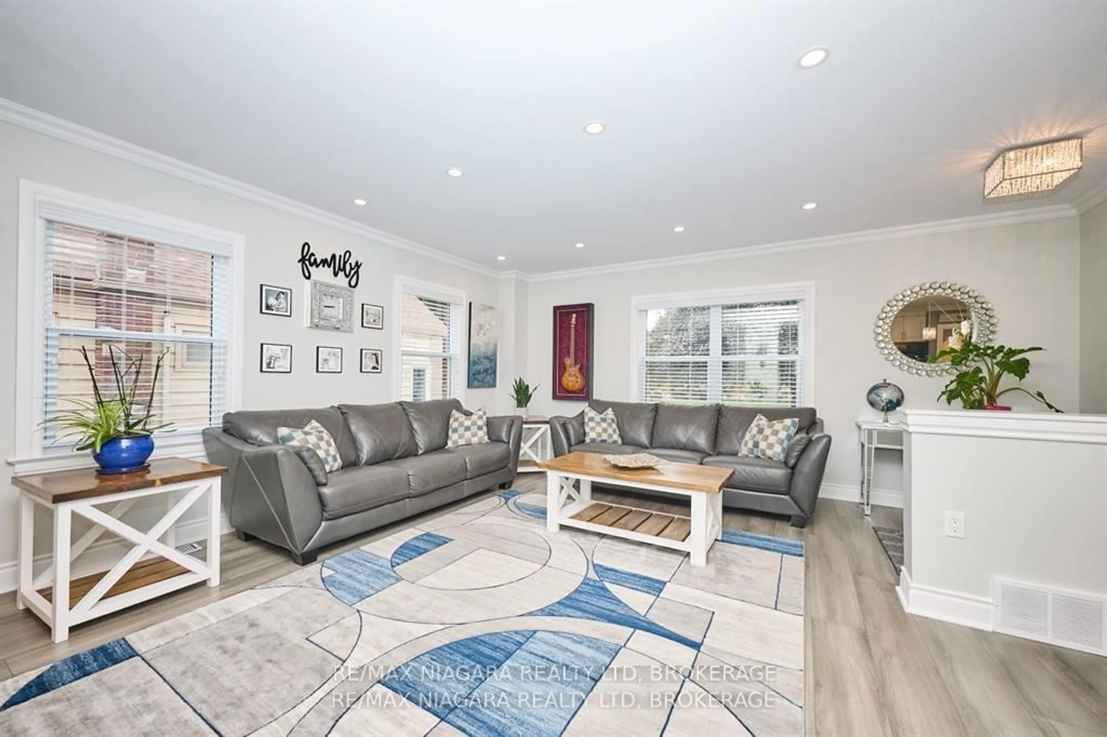 Living room with furniture, unknown for 5667 Montrose Rd, Niagara Falls Ontario L2H 1K9
