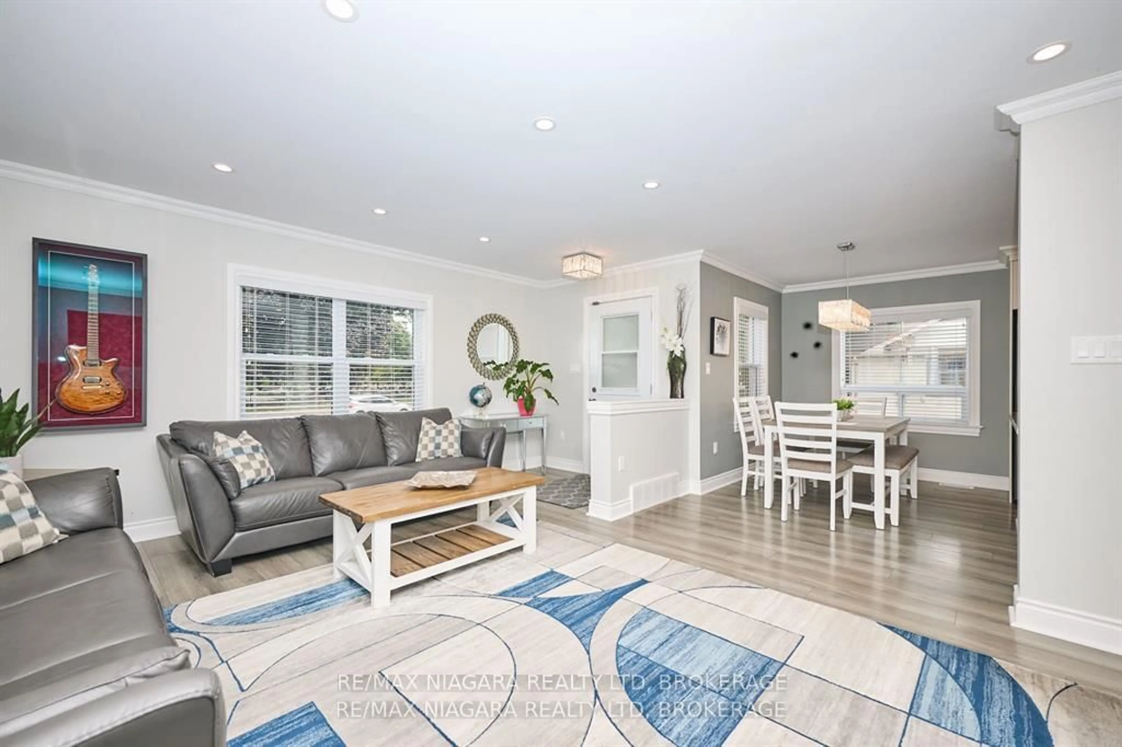 Living room with furniture, unknown for 5667 Montrose Rd, Niagara Falls Ontario L2H 1K9