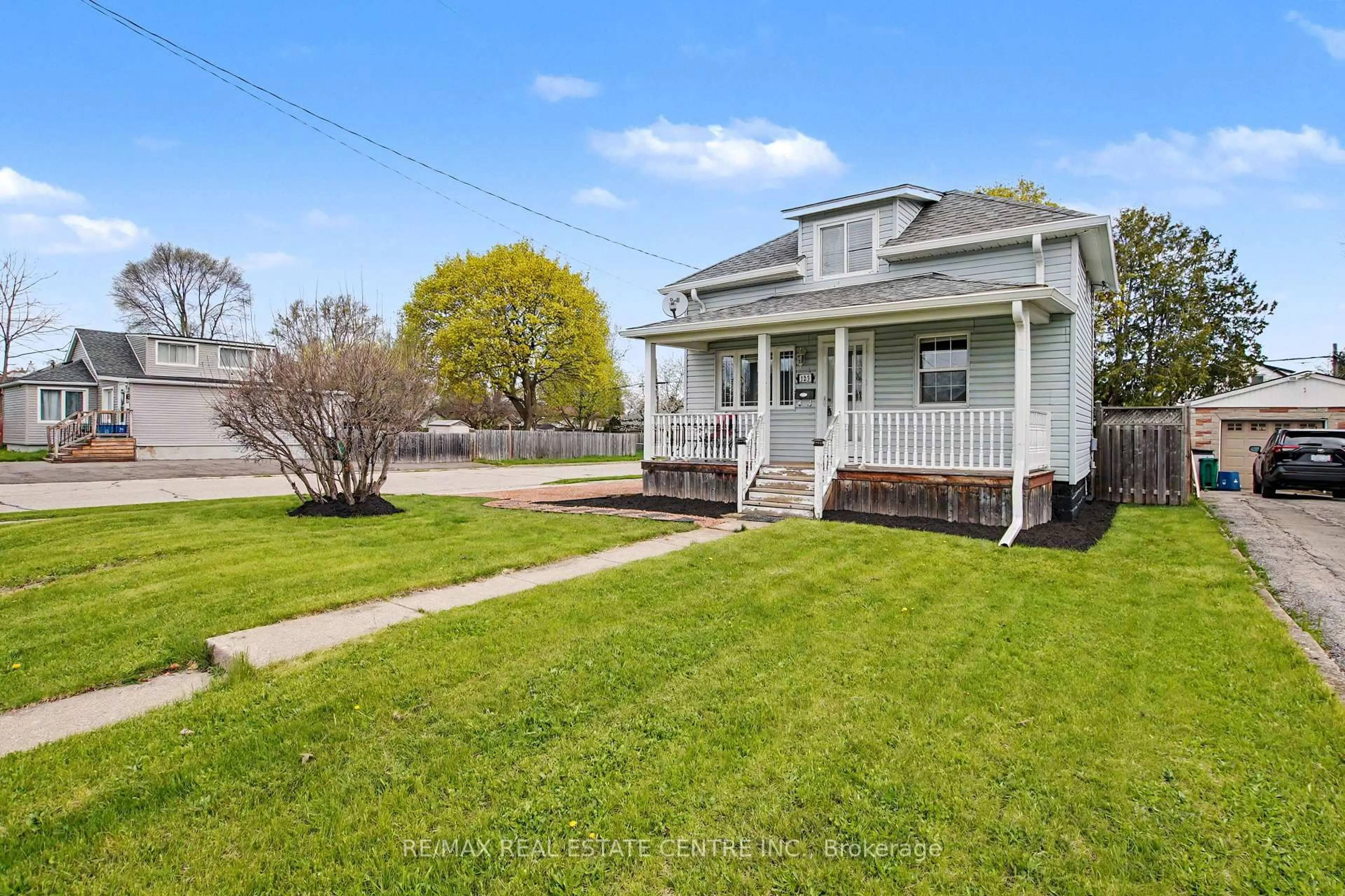 A pic from outside/outdoor area/front of a property/back of a property/a pic from drone, street for 123 Norfolk Ave, Cambridge Ontario N1R 3V3