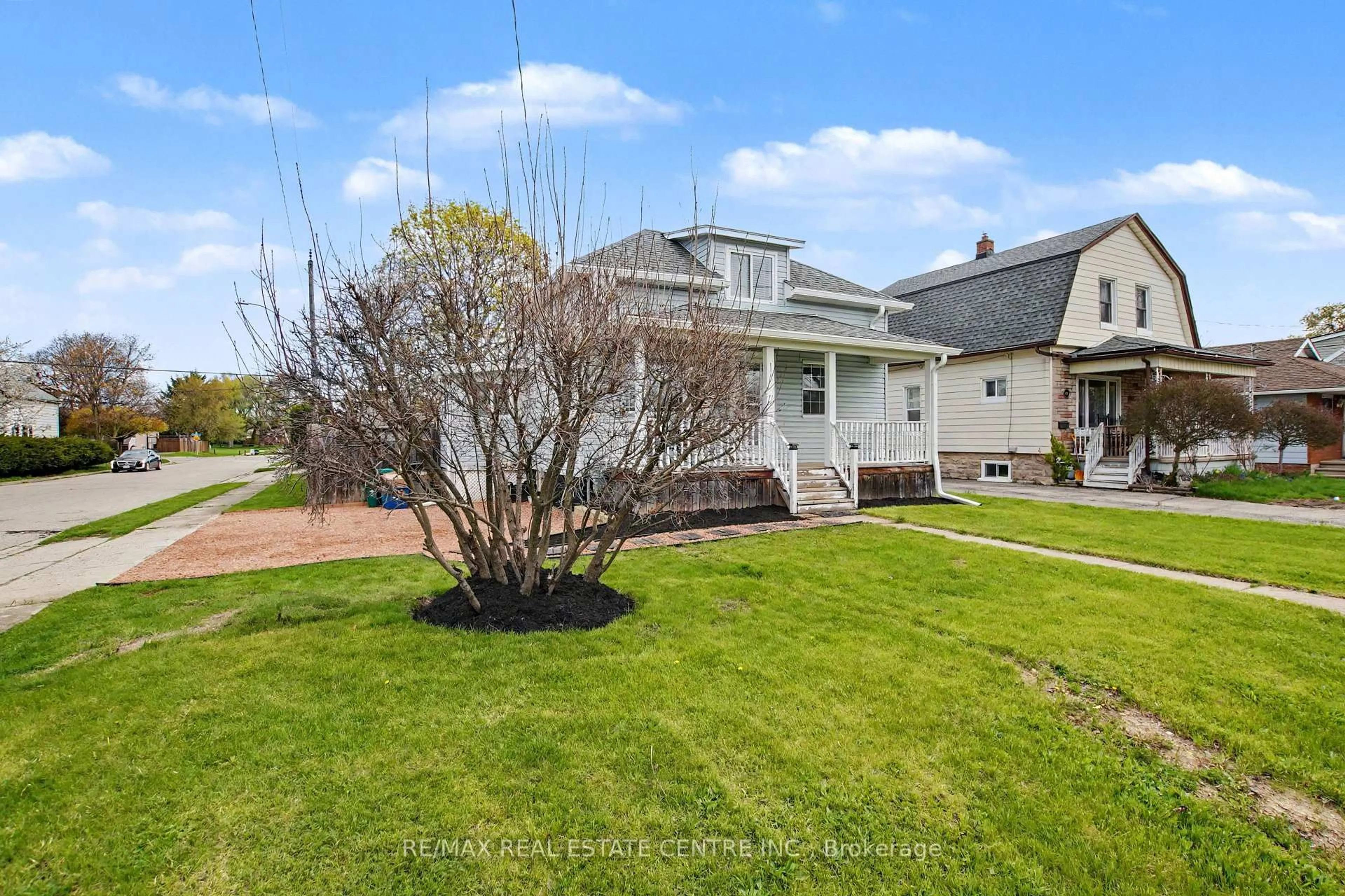 A pic from outside/outdoor area/front of a property/back of a property/a pic from drone, street for 123 Norfolk Ave, Cambridge Ontario N1R 3V3