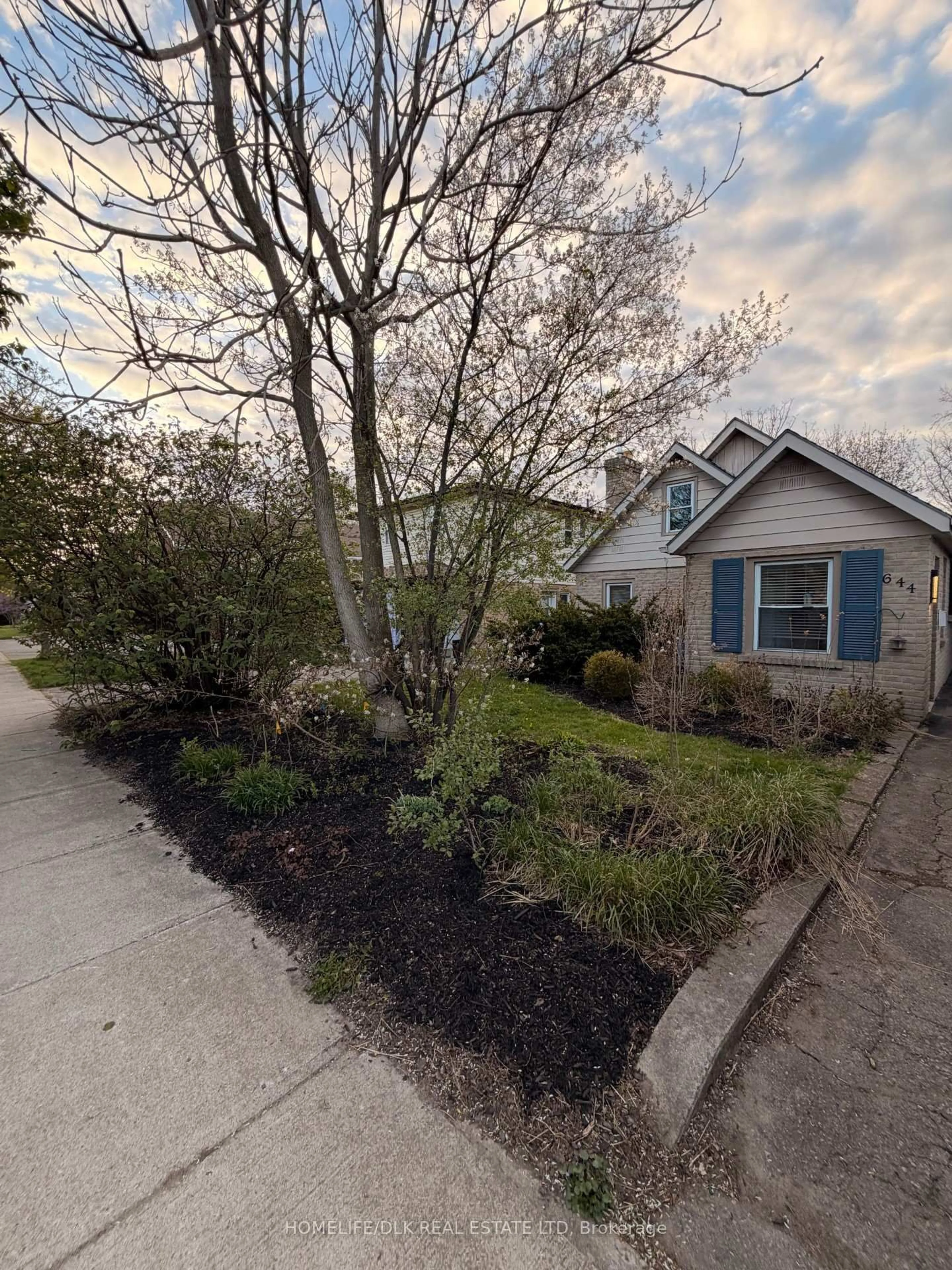 A pic from outside/outdoor area/front of a property/back of a property/a pic from drone, street for 644 Grosvenor St, London East Ontario N5Y 3T4