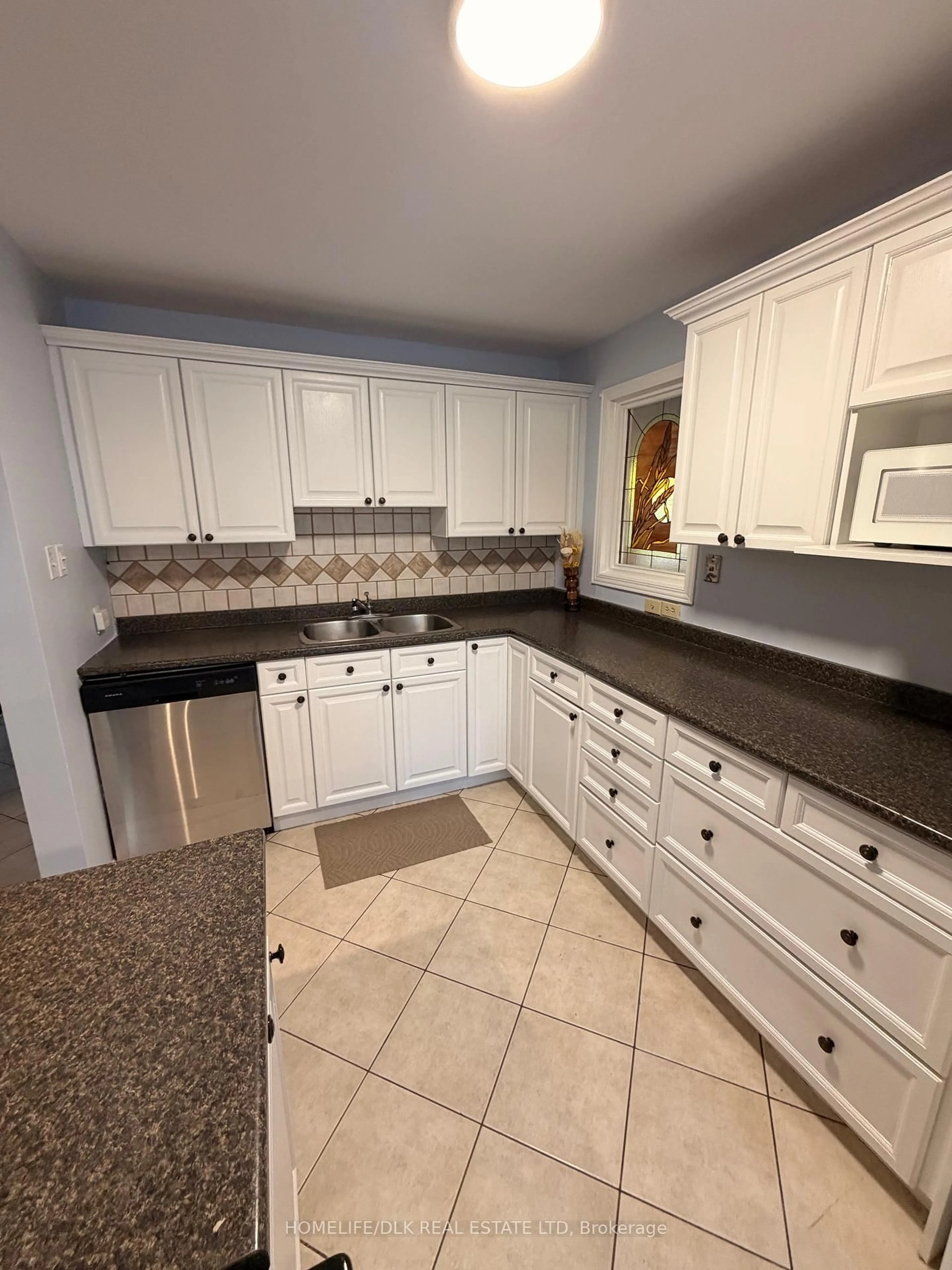 Standard kitchen, ceramic/tile floor for 644 Grosvenor St, London East Ontario N5Y 3T4