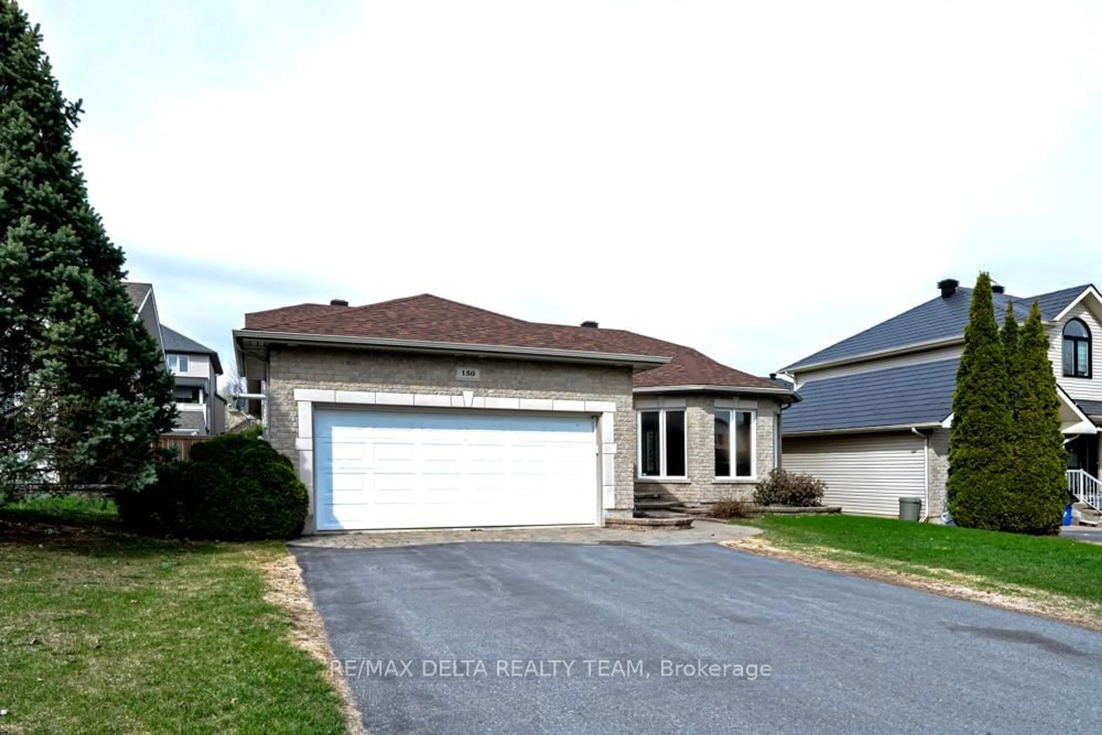 Home with vinyl exterior material, street for 150 Sandra Cres, Clarence-Rockland Ontario K4K 1N7