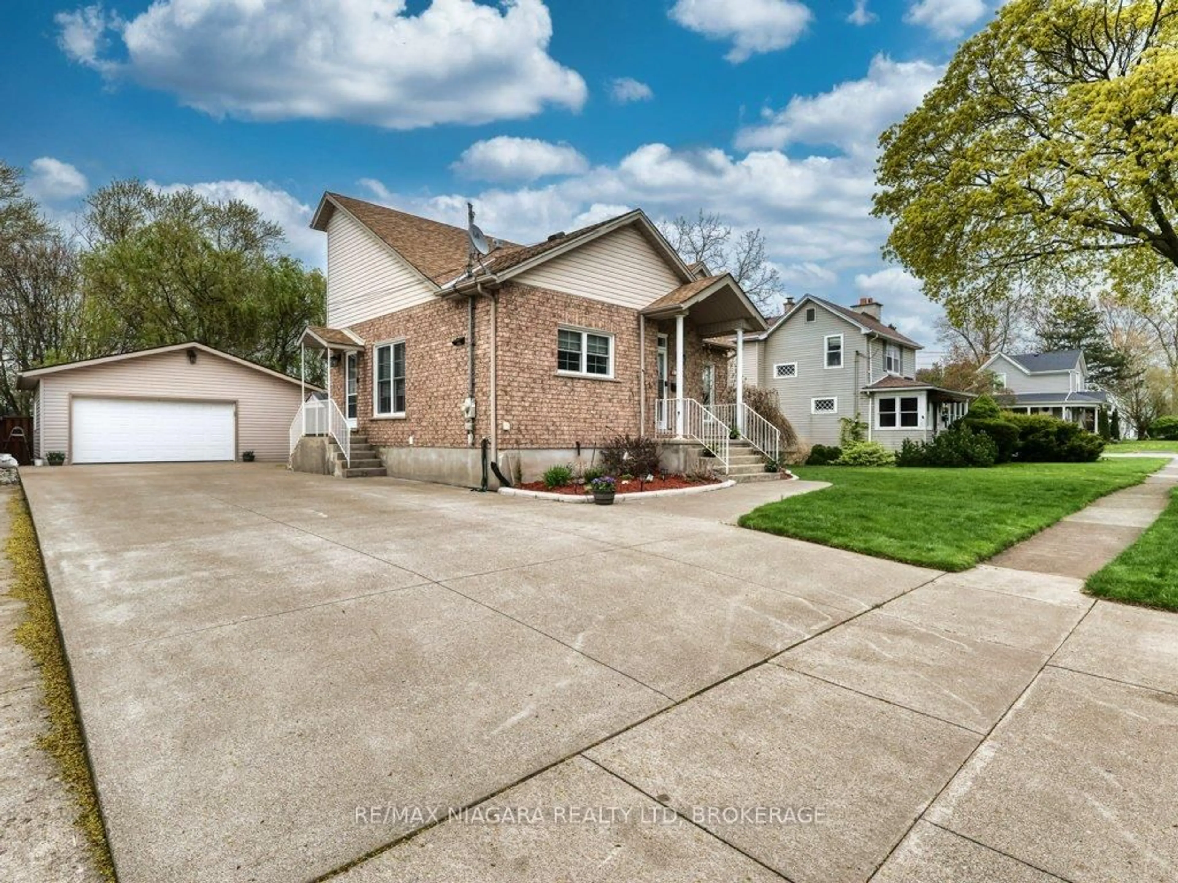 A pic from outside/outdoor area/front of a property/back of a property/a pic from drone, street for 8110 LAMONT Ave, Niagara Falls Ontario L2G 6V5