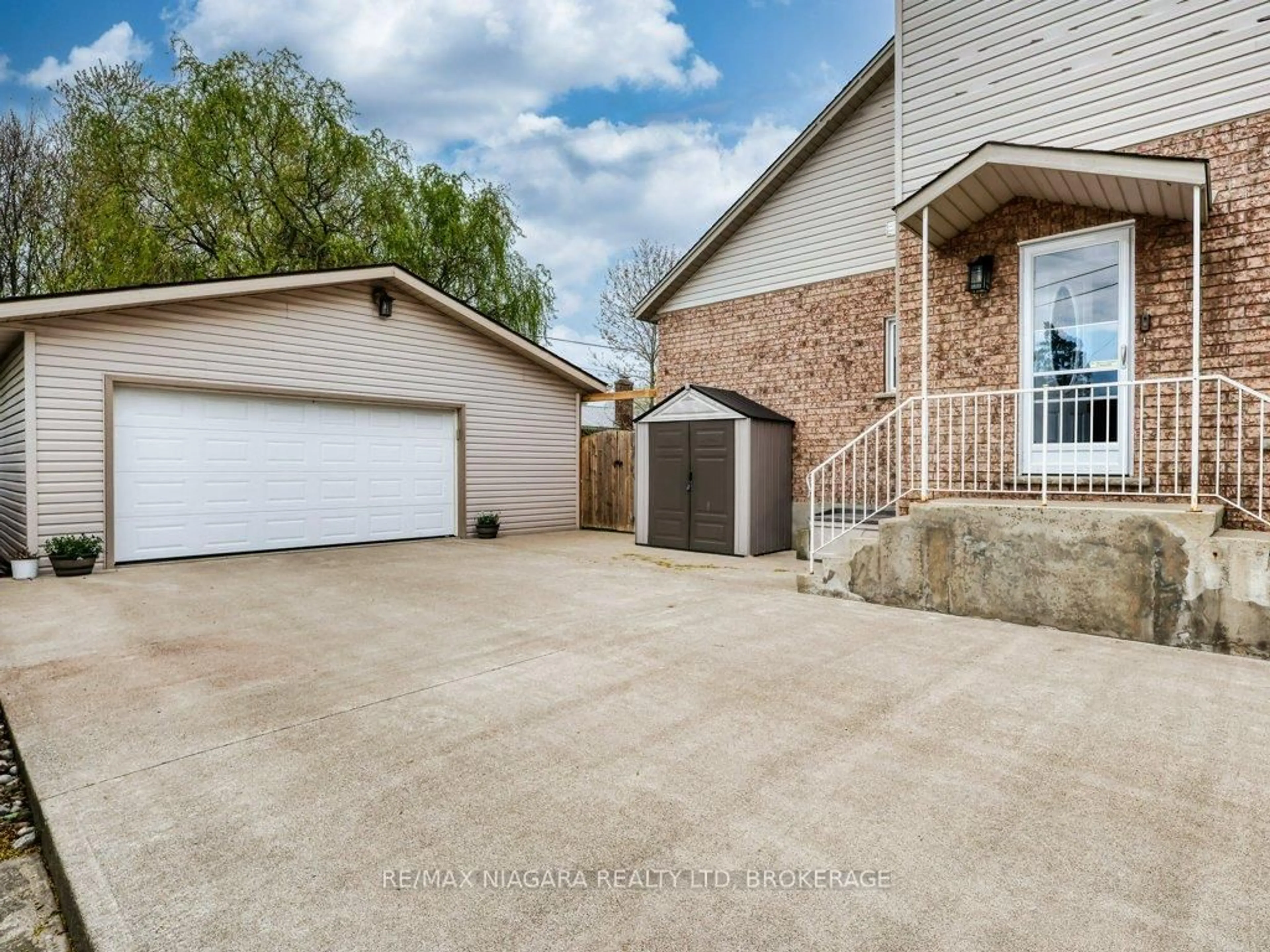 A pic from outside/outdoor area/front of a property/back of a property/a pic from drone, street for 8110 LAMONT Ave, Niagara Falls Ontario L2G 6V5