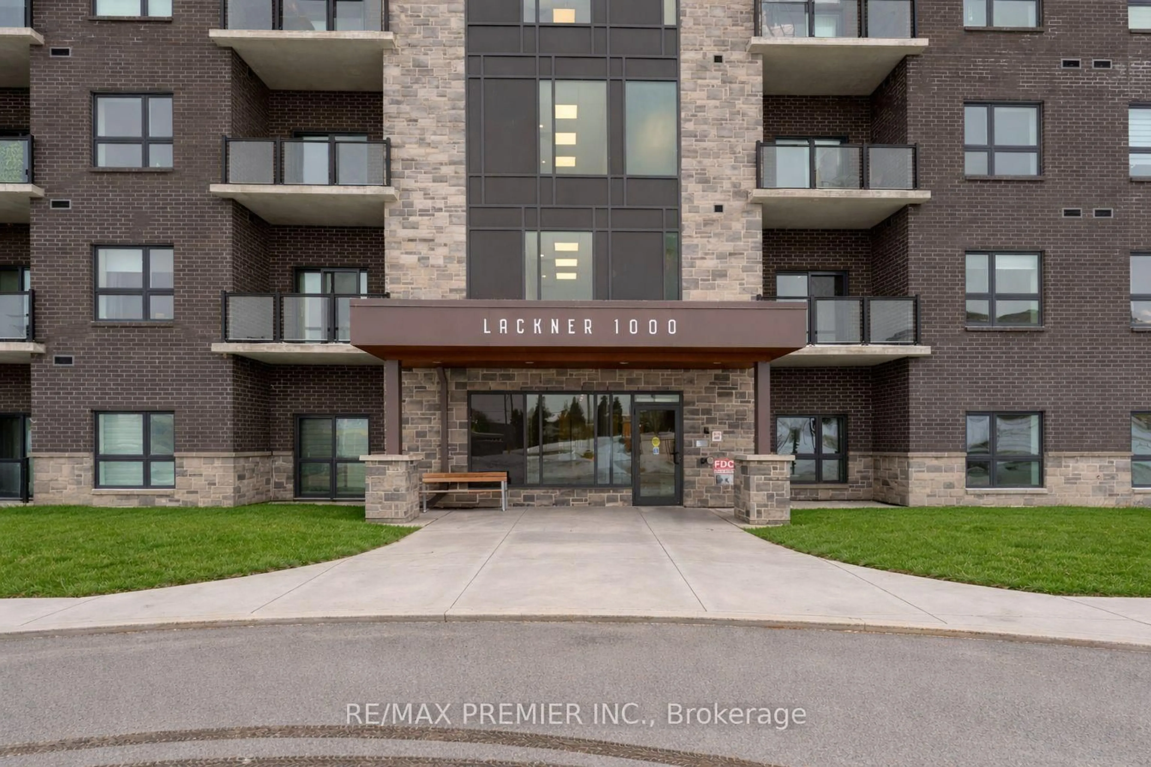 Indoor entryway for 1000 Lackner Pl #215, Kitchener Ontario N2A 0L9