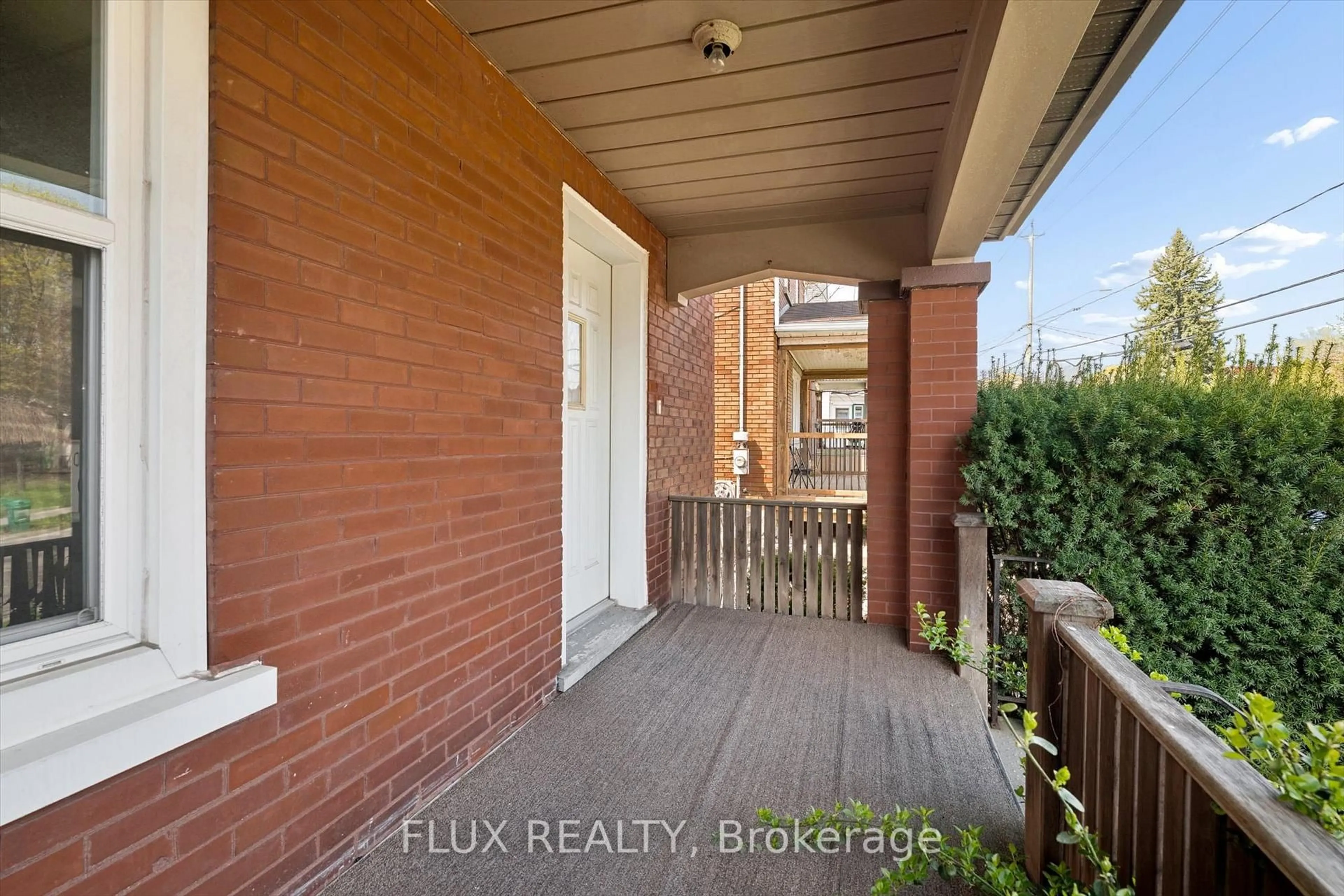 Indoor entryway for 367 Victoria St, Kitchener Ontario N2M 3A4