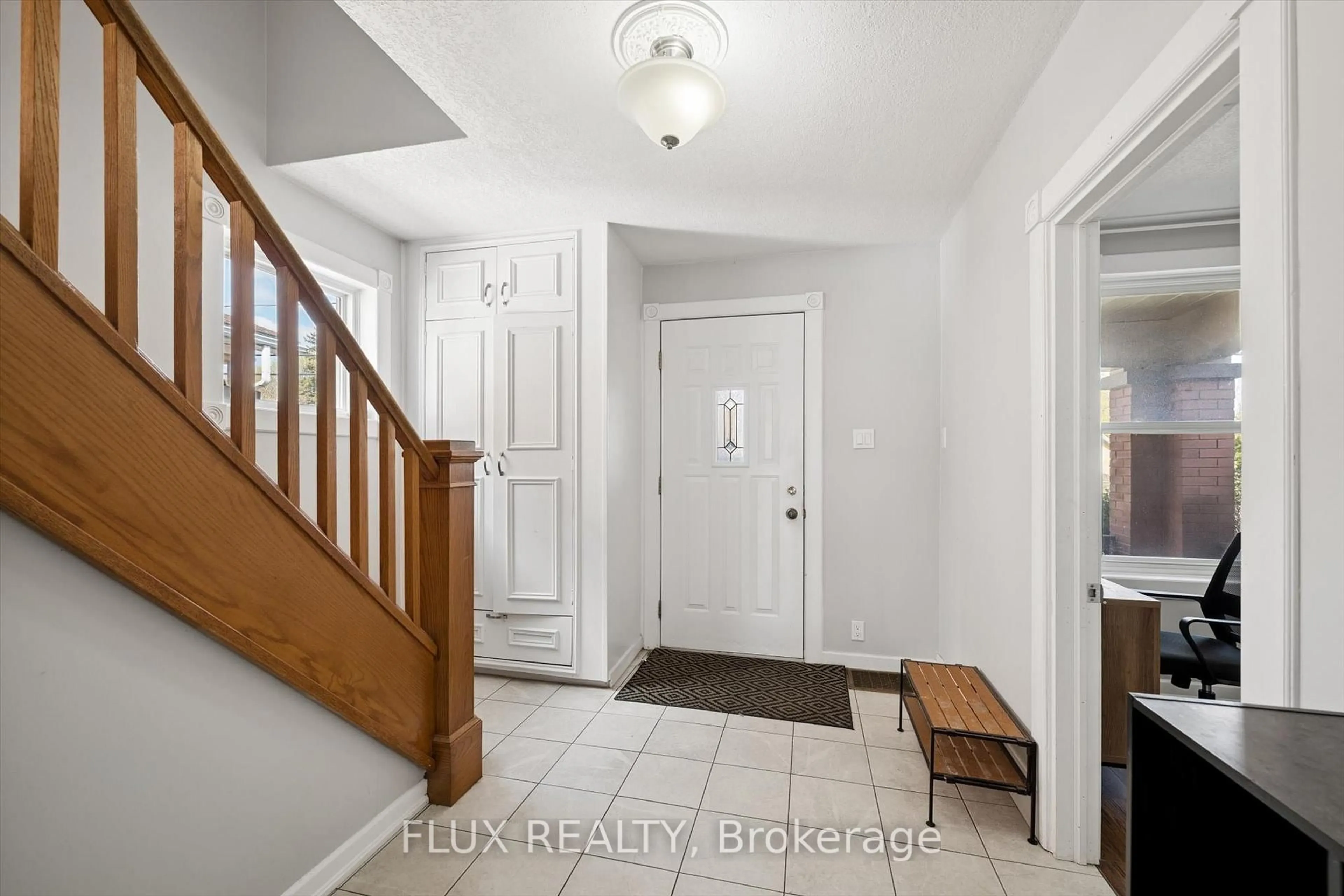 Indoor entryway for 367 Victoria St, Kitchener Ontario N2M 3A4