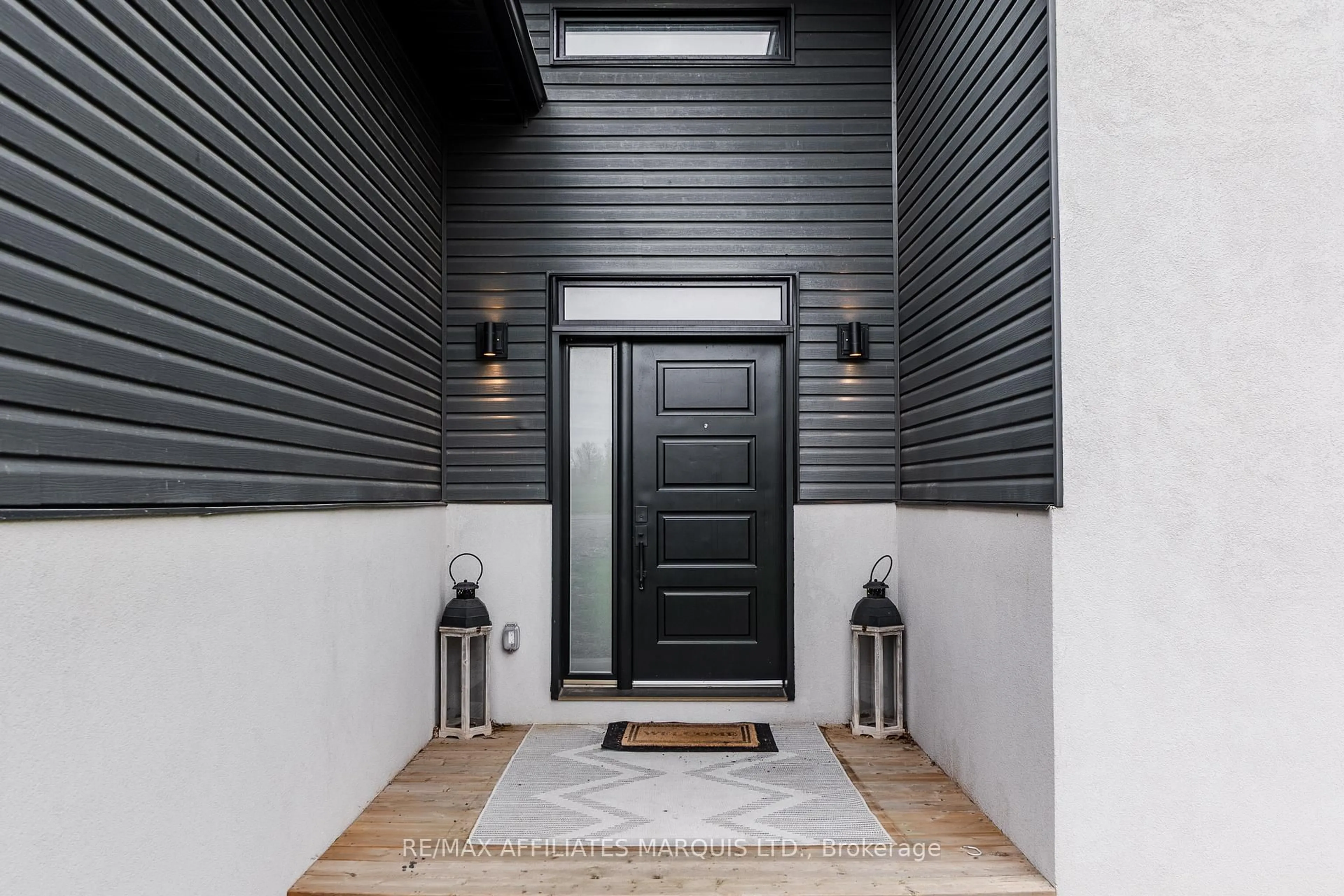 Indoor entryway for 16939 Eighth Rd, North Stormont Ontario K0C 1W0