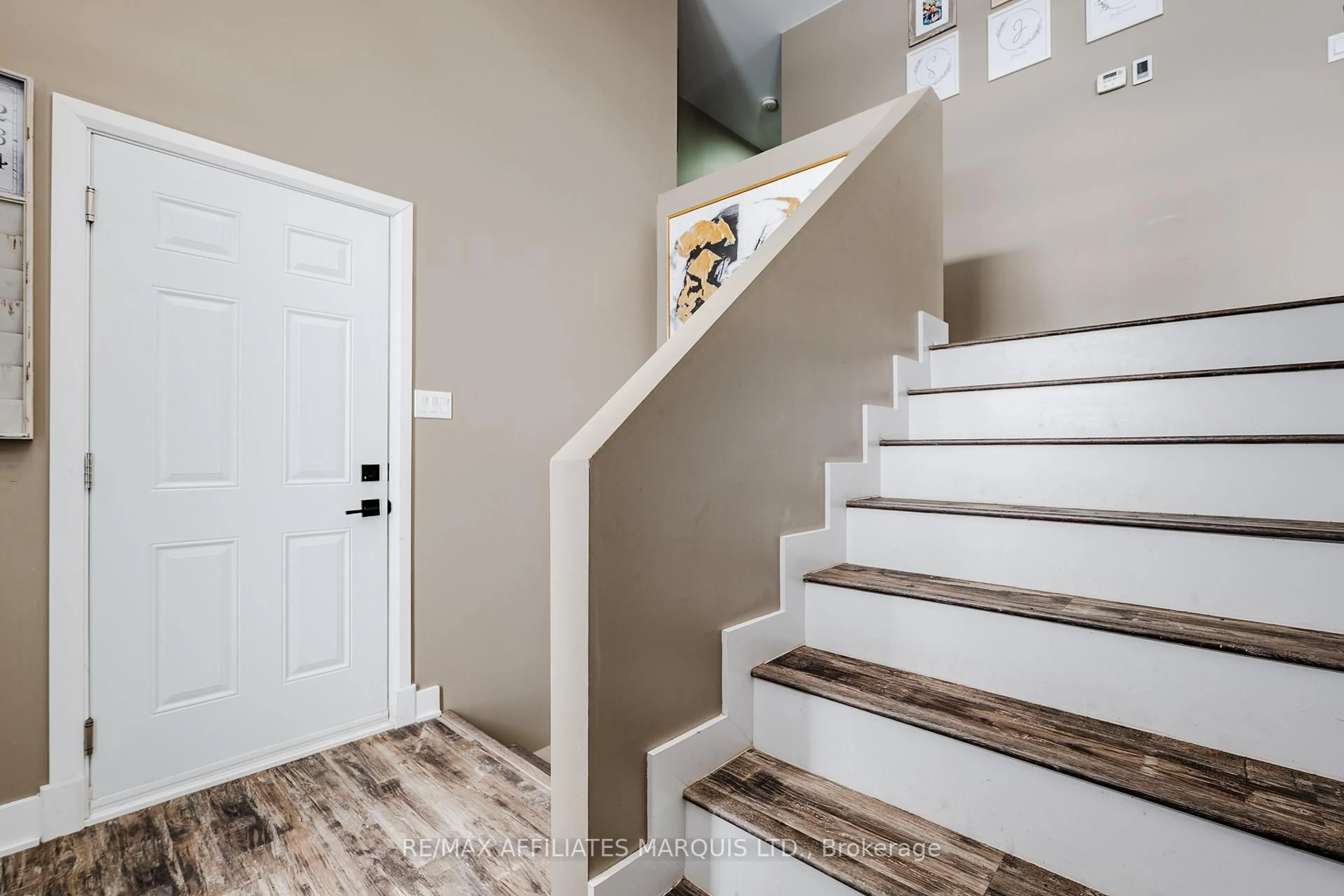 Indoor entryway for 16939 Eighth Rd, North Stormont Ontario K0C 1W0