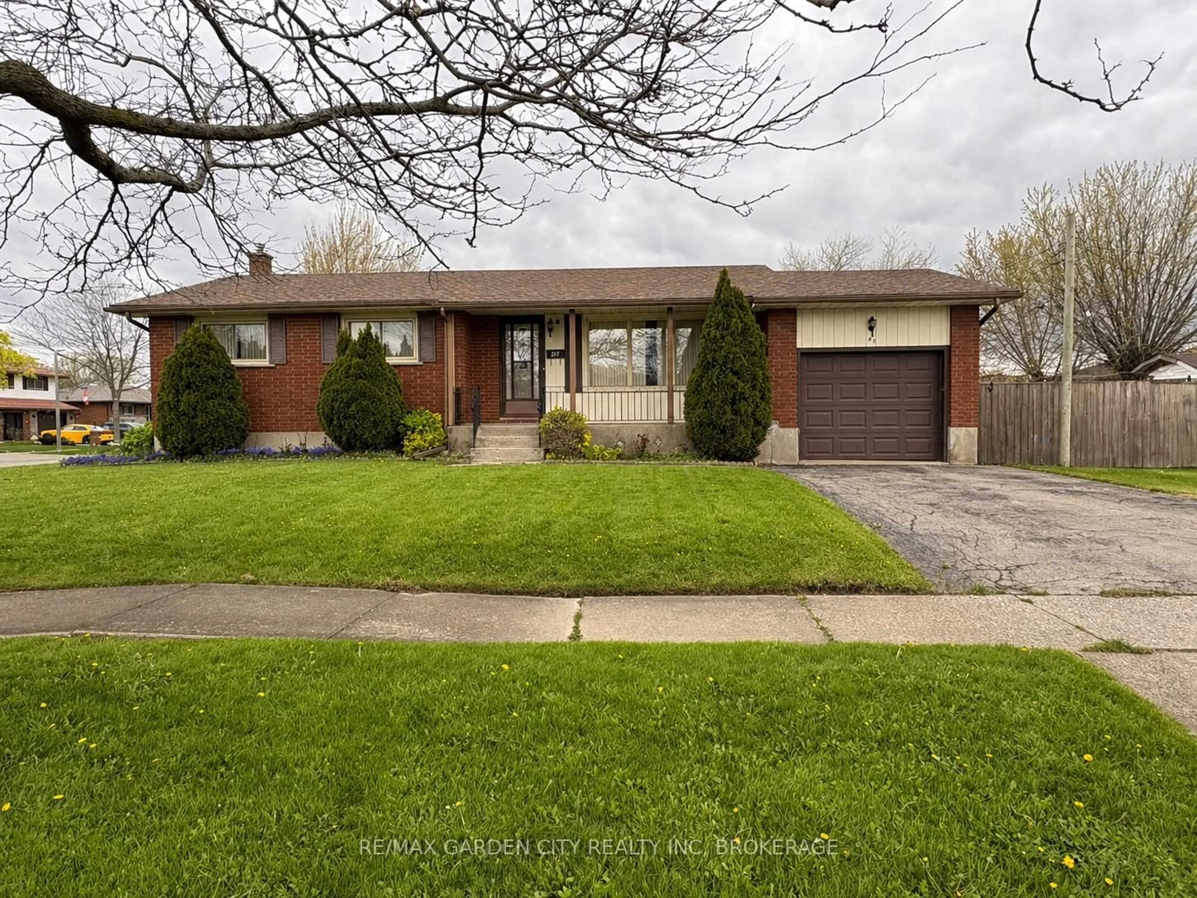 Home with brick exterior material, street for 69 Strathmore Cres, Welland Ontario L3B 1B9