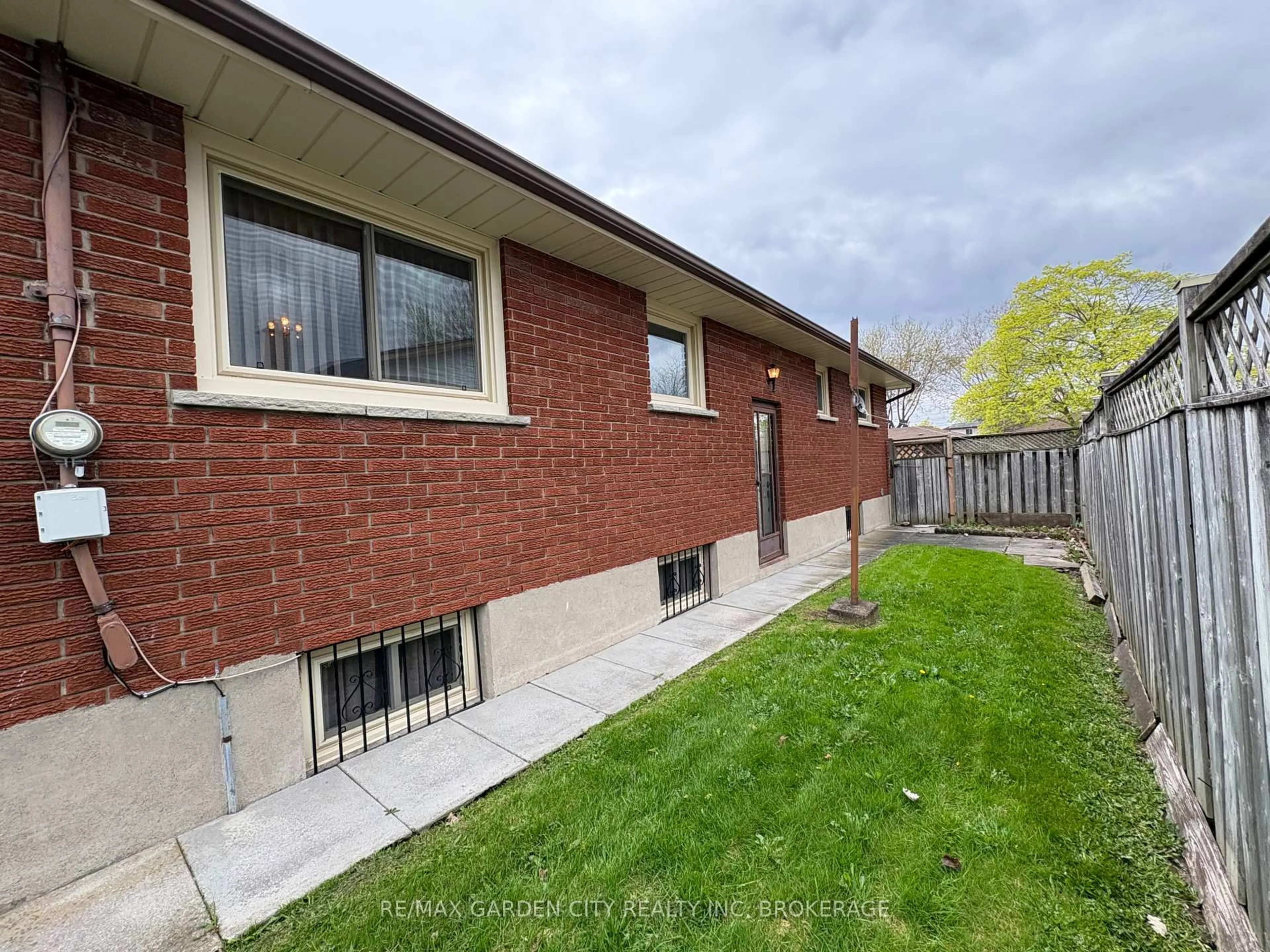 Home with brick exterior material, street for 69 Strathmore Cres, Welland Ontario L3B 1B9