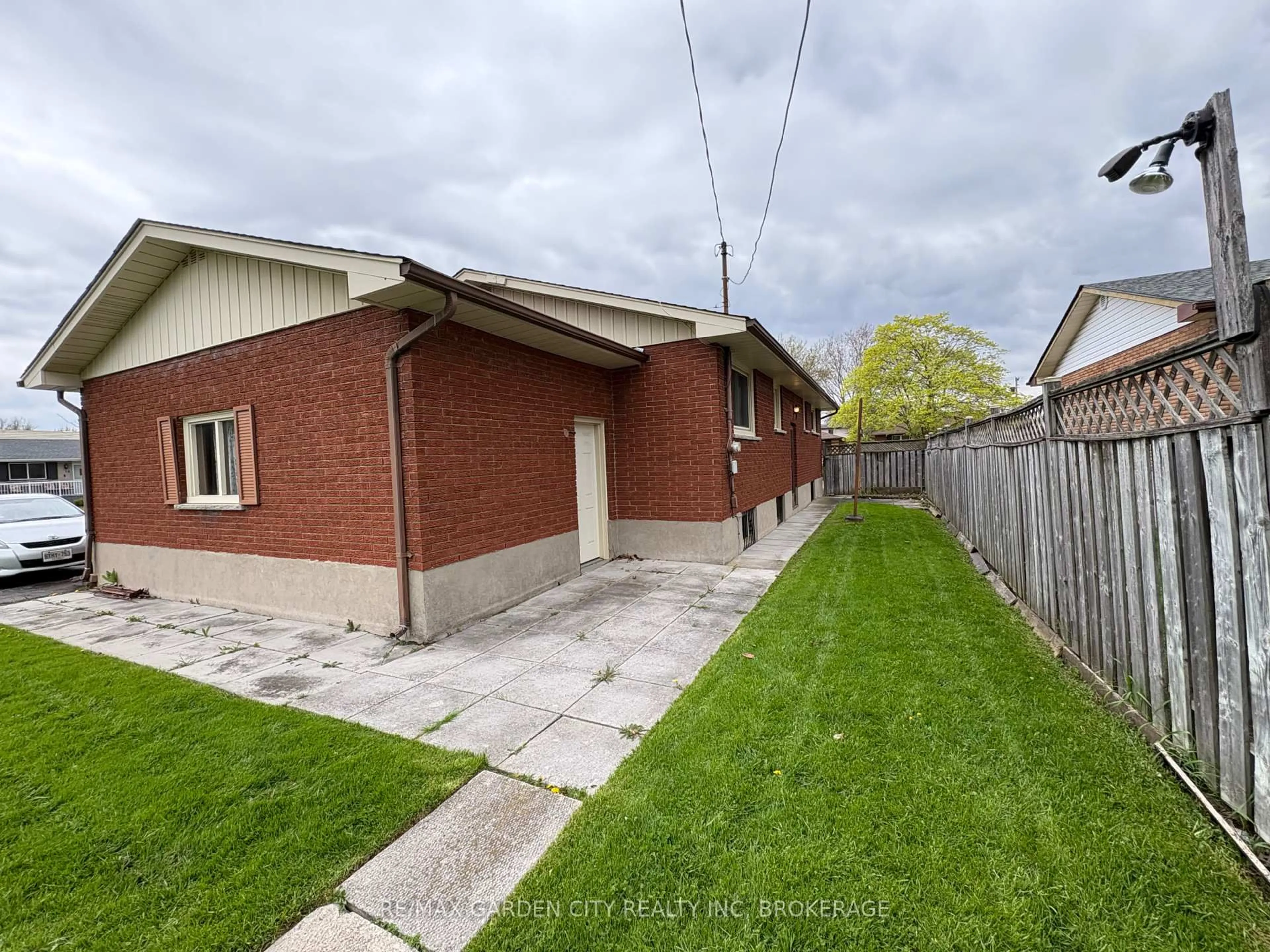 A pic from outside/outdoor area/front of a property/back of a property/a pic from drone, street for 69 Strathmore Cres, Welland Ontario L3B 1B9