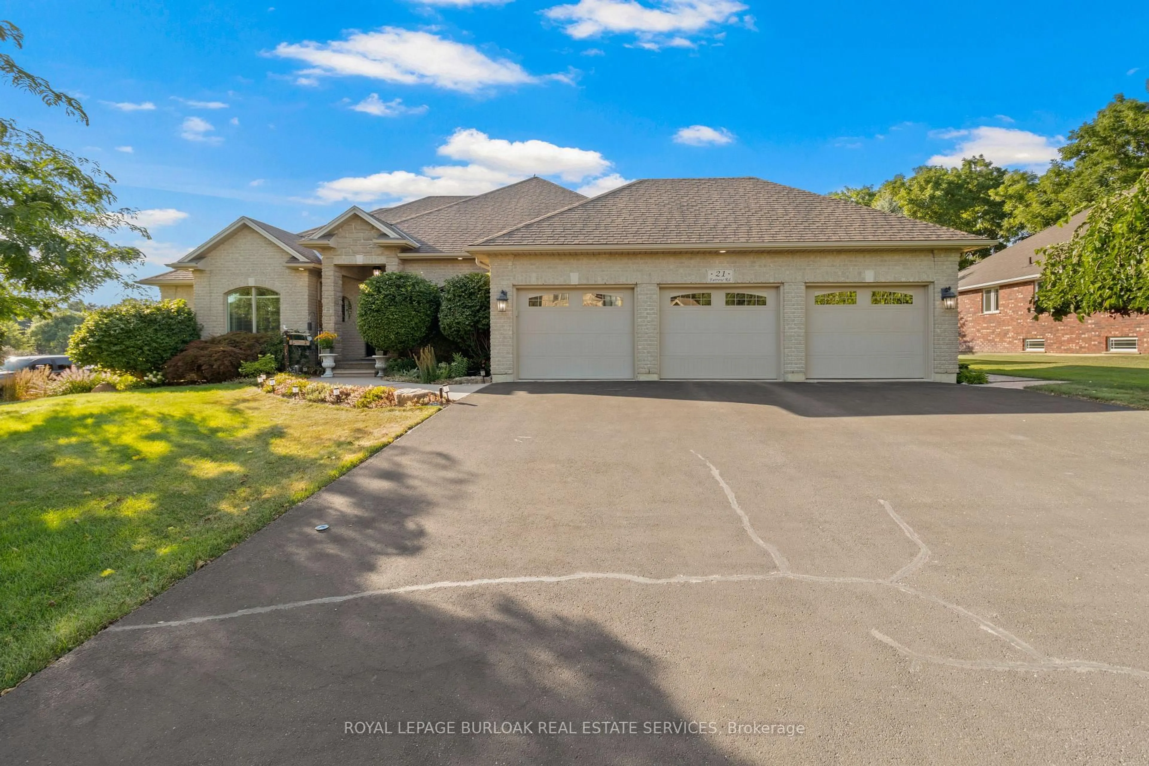 A pic from outside/outdoor area/front of a property/back of a property/a pic from drone, street for 21 Farrow Rd, Brantford Ontario N3T 5L7