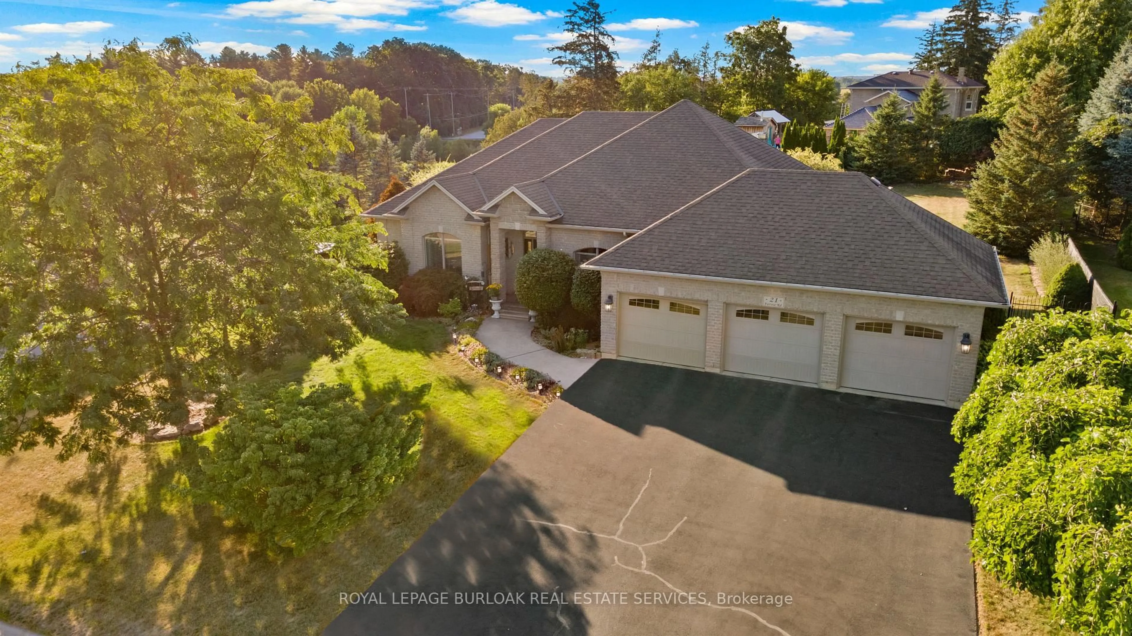 A pic from outside/outdoor area/front of a property/back of a property/a pic from drone, unknown for 21 Farrow Rd, Brantford Ontario N3T 5L7
