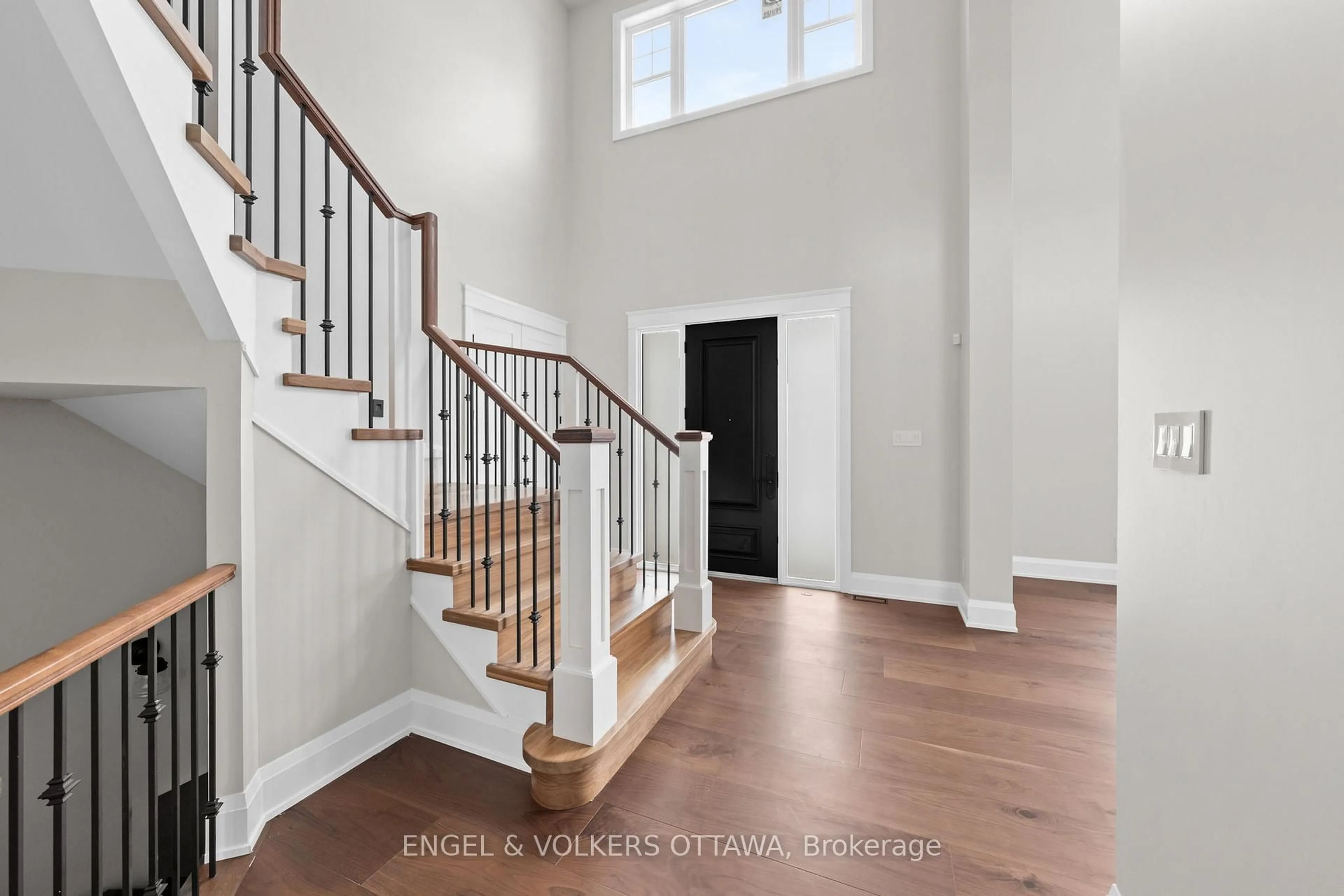 Indoor entryway for 432 Ashbee Crt, Ottawa Ontario K4M 0A8