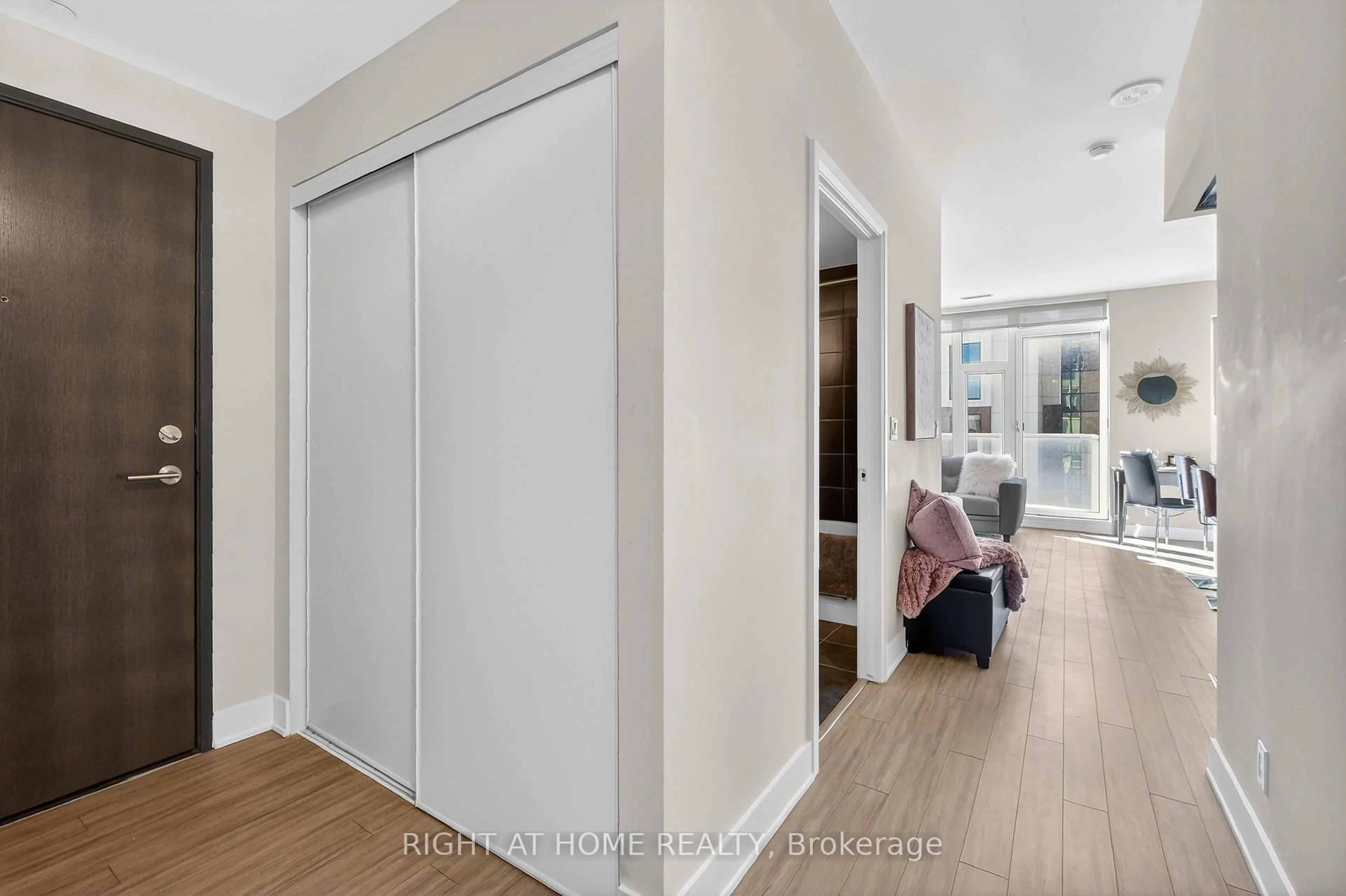 Indoor entryway for 118 Holmwood Ave #806, Ottawa Ontario K1S 5J5